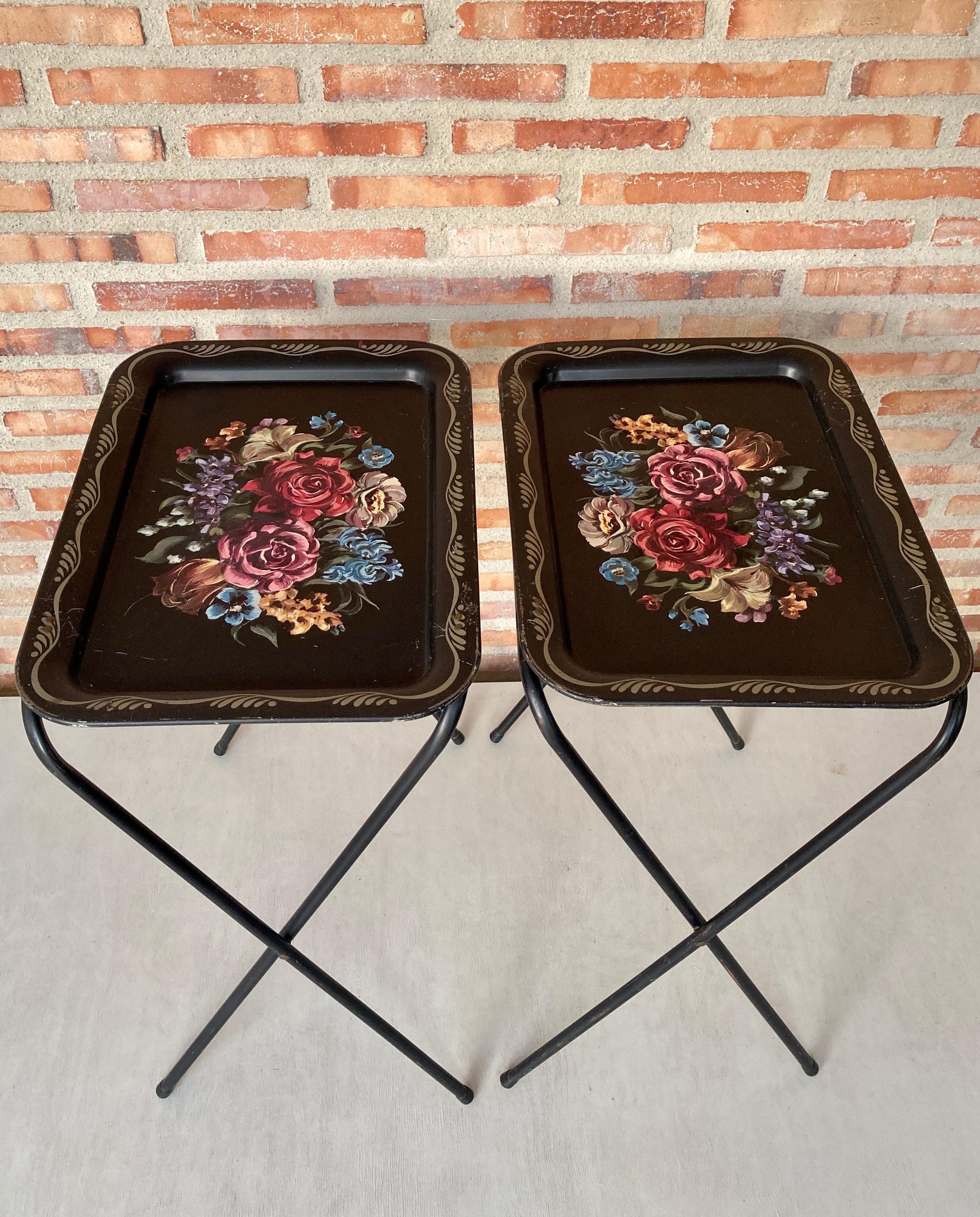 Mid Century Black Metal Serving Tray on Folding Stand by Crest Line In Good Condition For Sale In Miami, FL