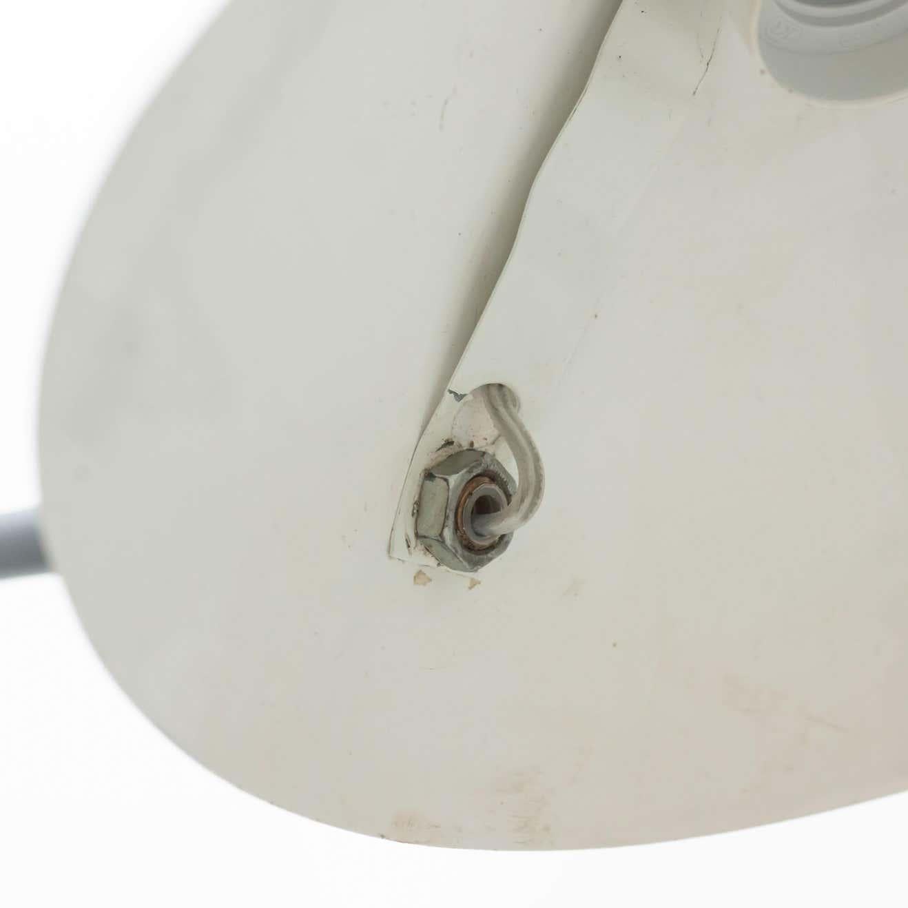 Lampada da parete in metallo nero di metà secolo nello stile di Serge Mouille, circa 1950 in vendita 1