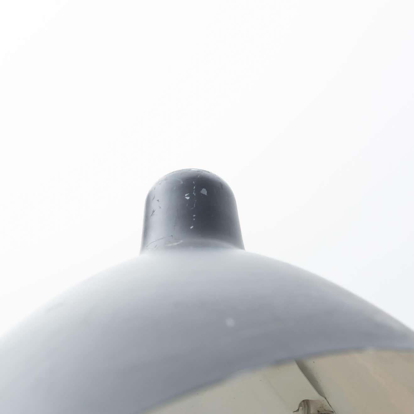 Lampada da parete in metallo nero di metà secolo nello stile di Serge Mouille, circa 1950 in vendita 2