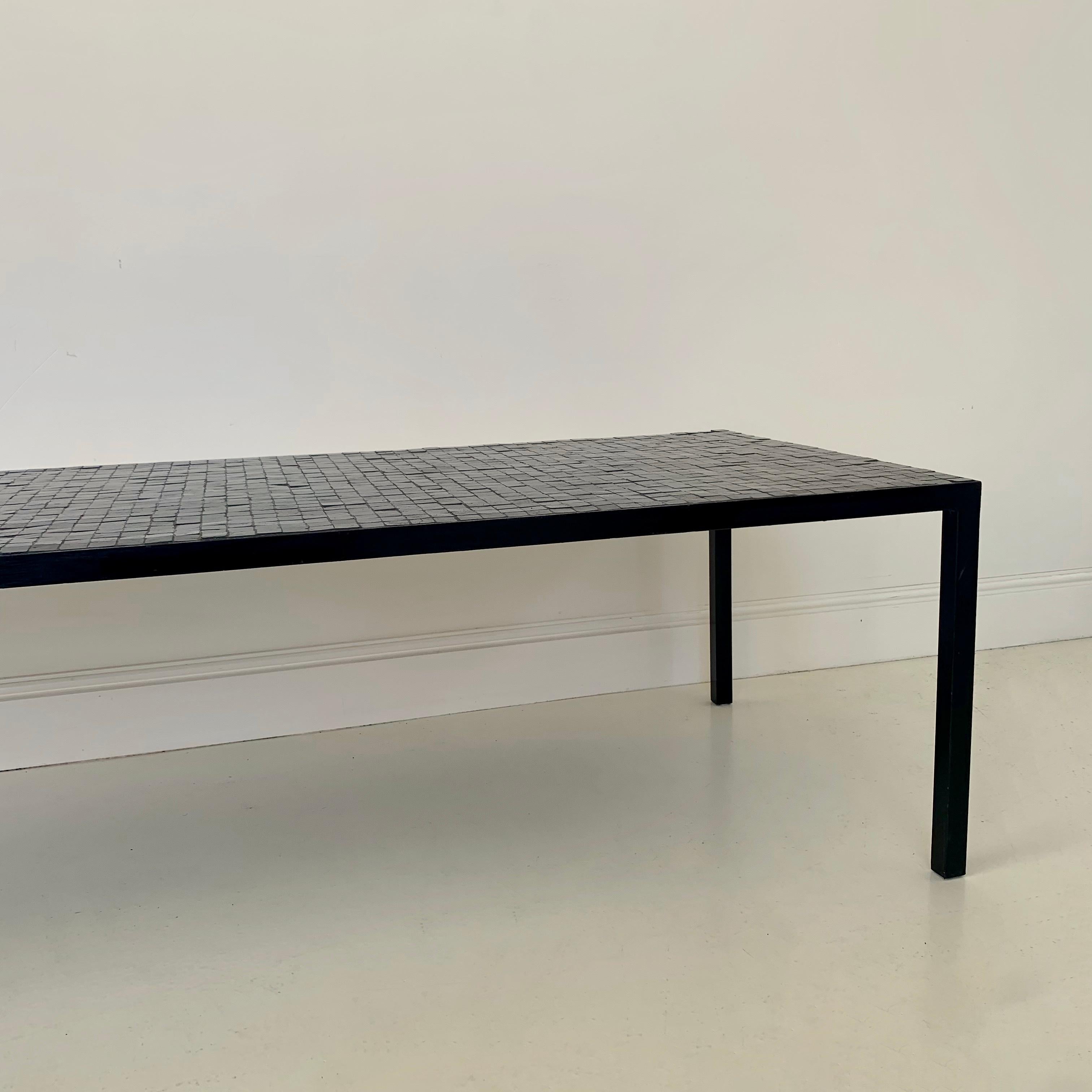 Table basse en mosaïque noire par Berthold Muller, vers 1960, Allemagne. 3