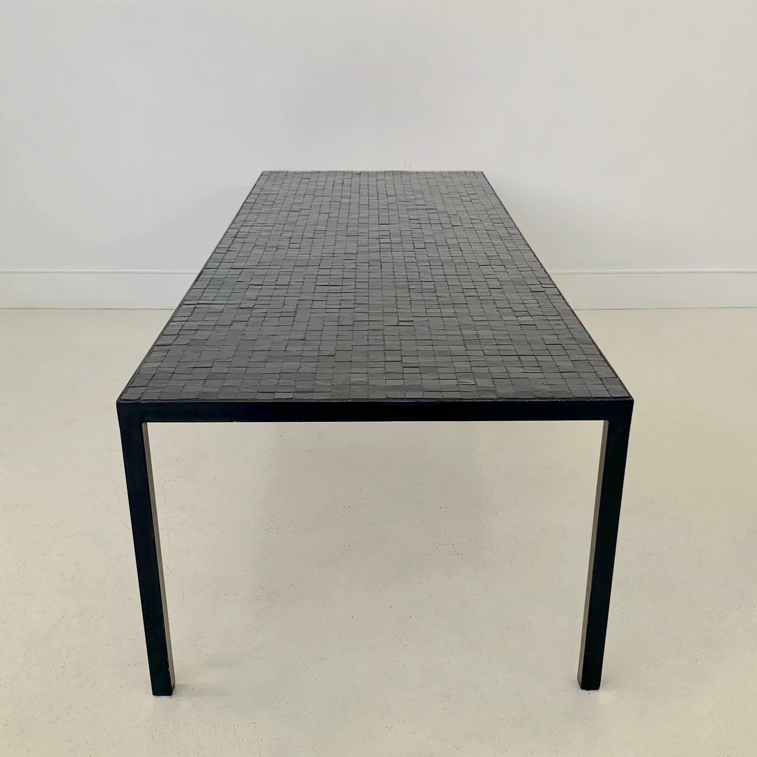 Table basse en mosaïque noire par Berthold Muller, vers 1960, Allemagne. 9