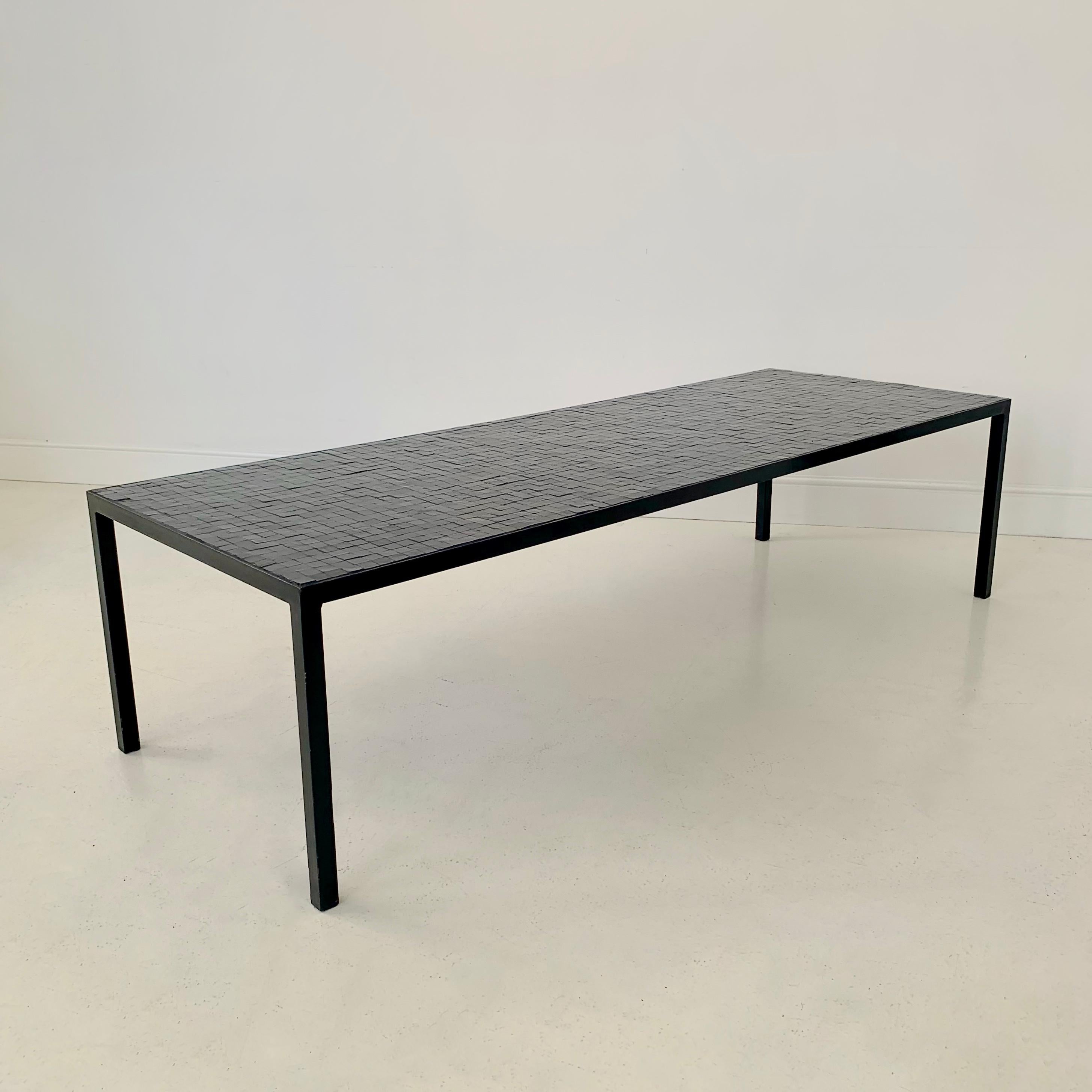 Elegante grande table basse en mosaïque de verre noir du milieu du siècle par Berthold Muller, circa 1960, Allemagne.
Mosaïque de verre noir, métal laqué noir.
Dimensions : 156 cm L, 57 cm P, 40 cm H.
Bon état d'origine.
Tous les achats sont