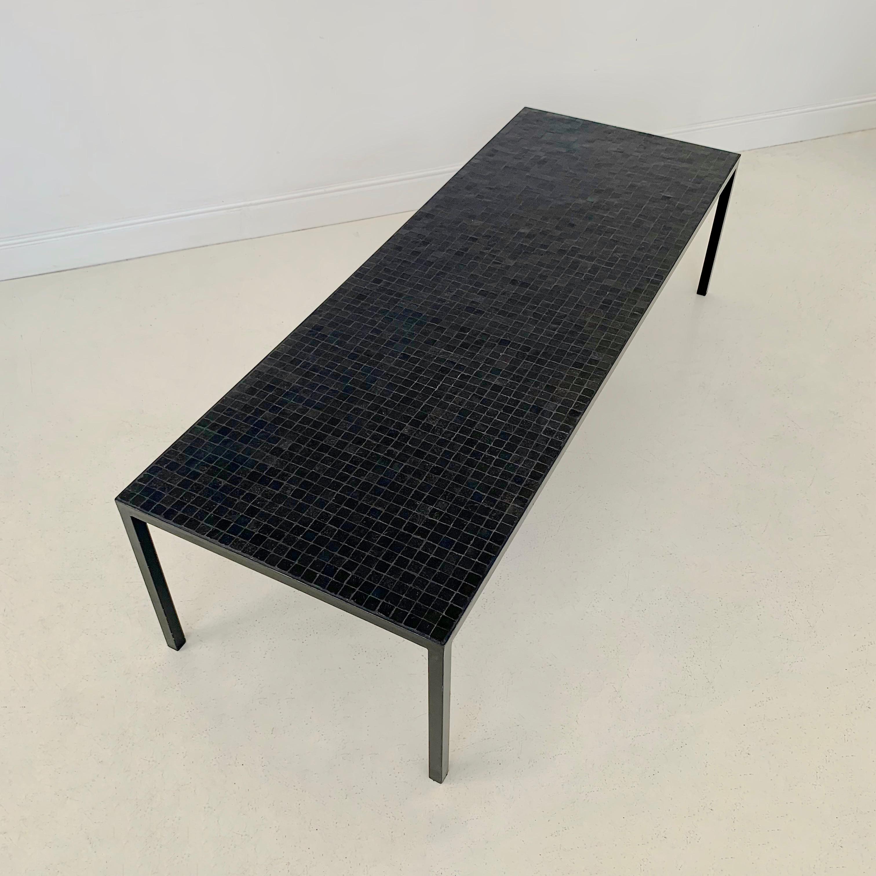 Mid-Century Modern Table basse en mosaïque noire par Berthold Muller, vers 1960, Allemagne.