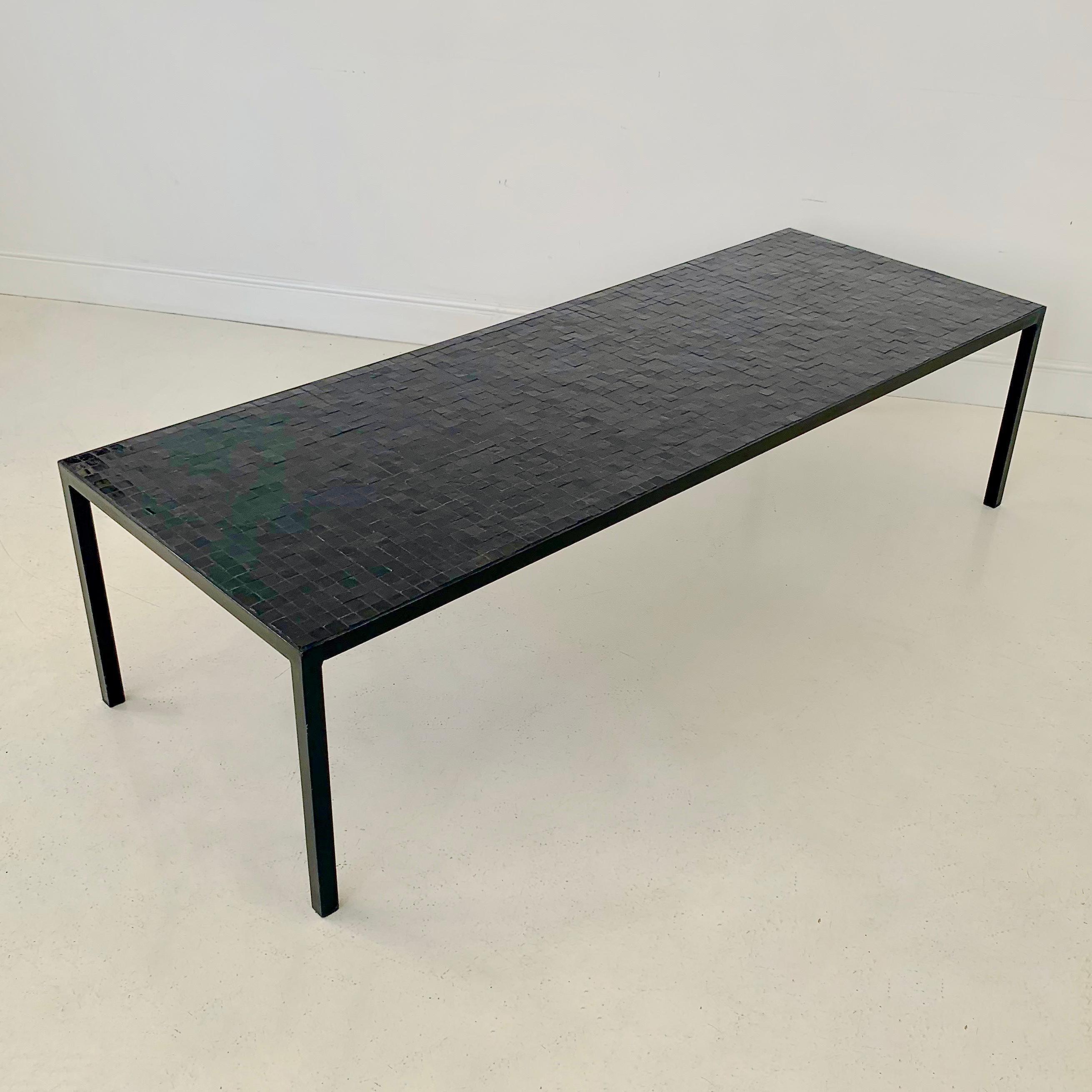 Européen Table basse en mosaïque noire par Berthold Muller, vers 1960, Allemagne.