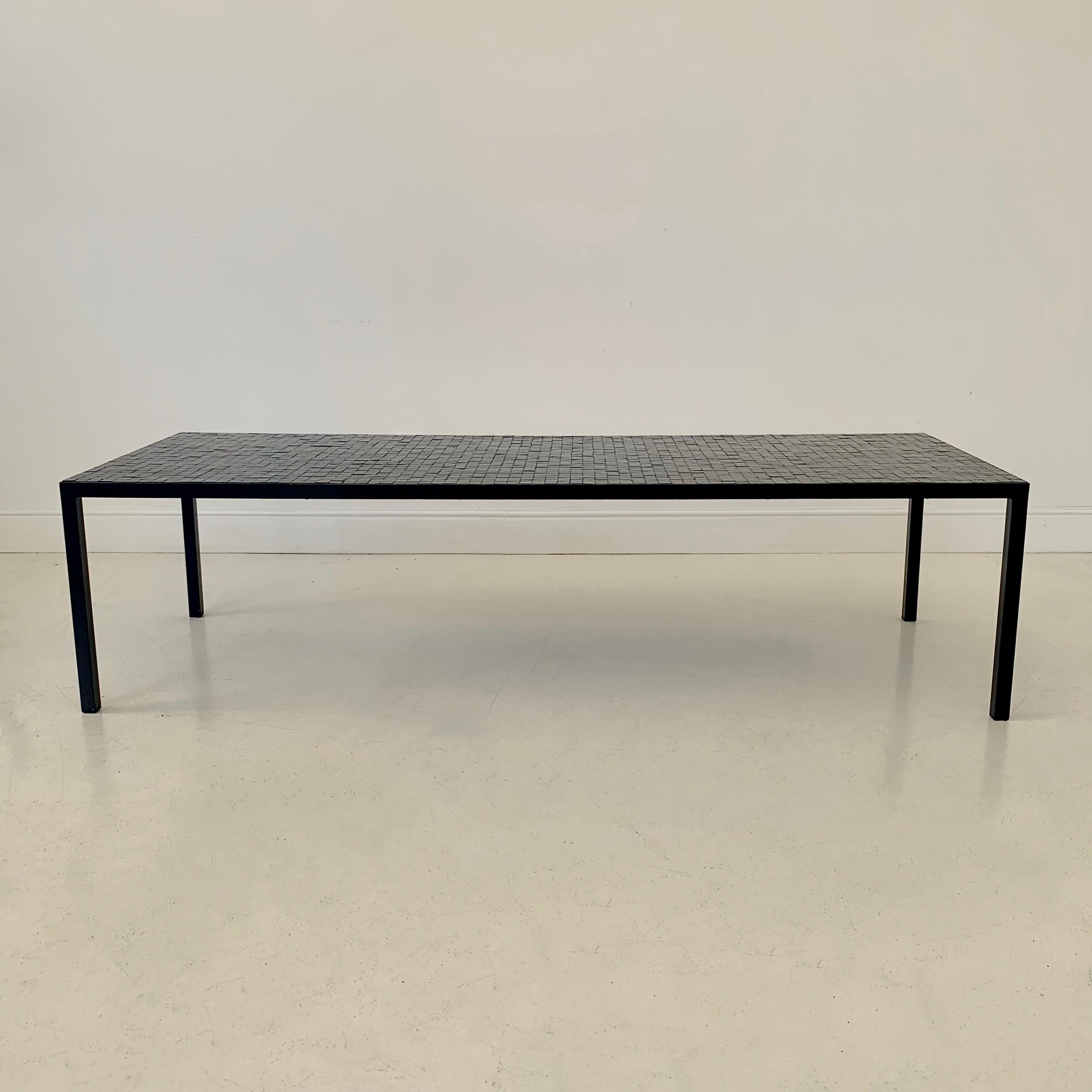 Mosaïque Table basse en mosaïque noire par Berthold Muller, vers 1960, Allemagne.