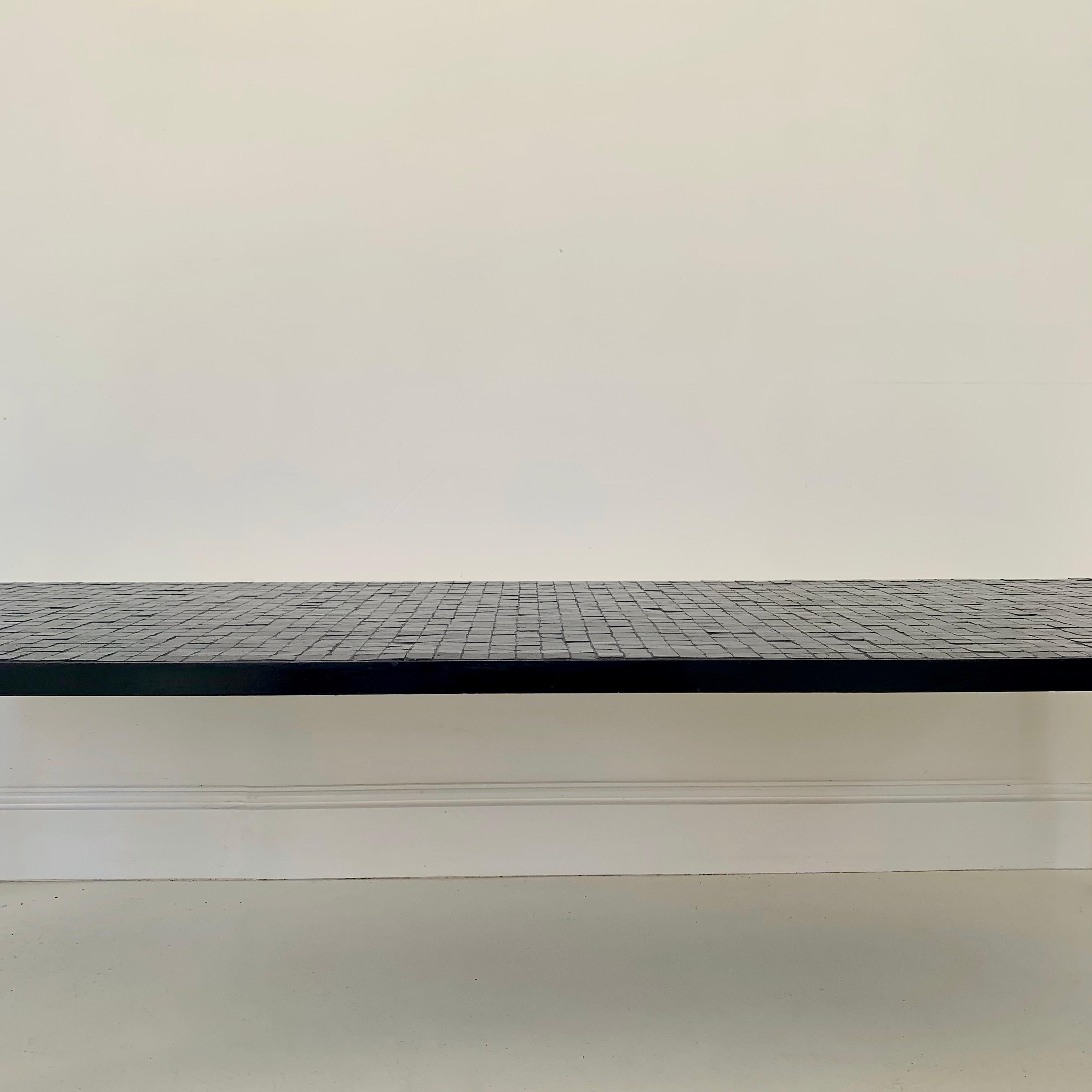 Milieu du XXe siècle Table basse en mosaïque noire par Berthold Muller, vers 1960, Allemagne.