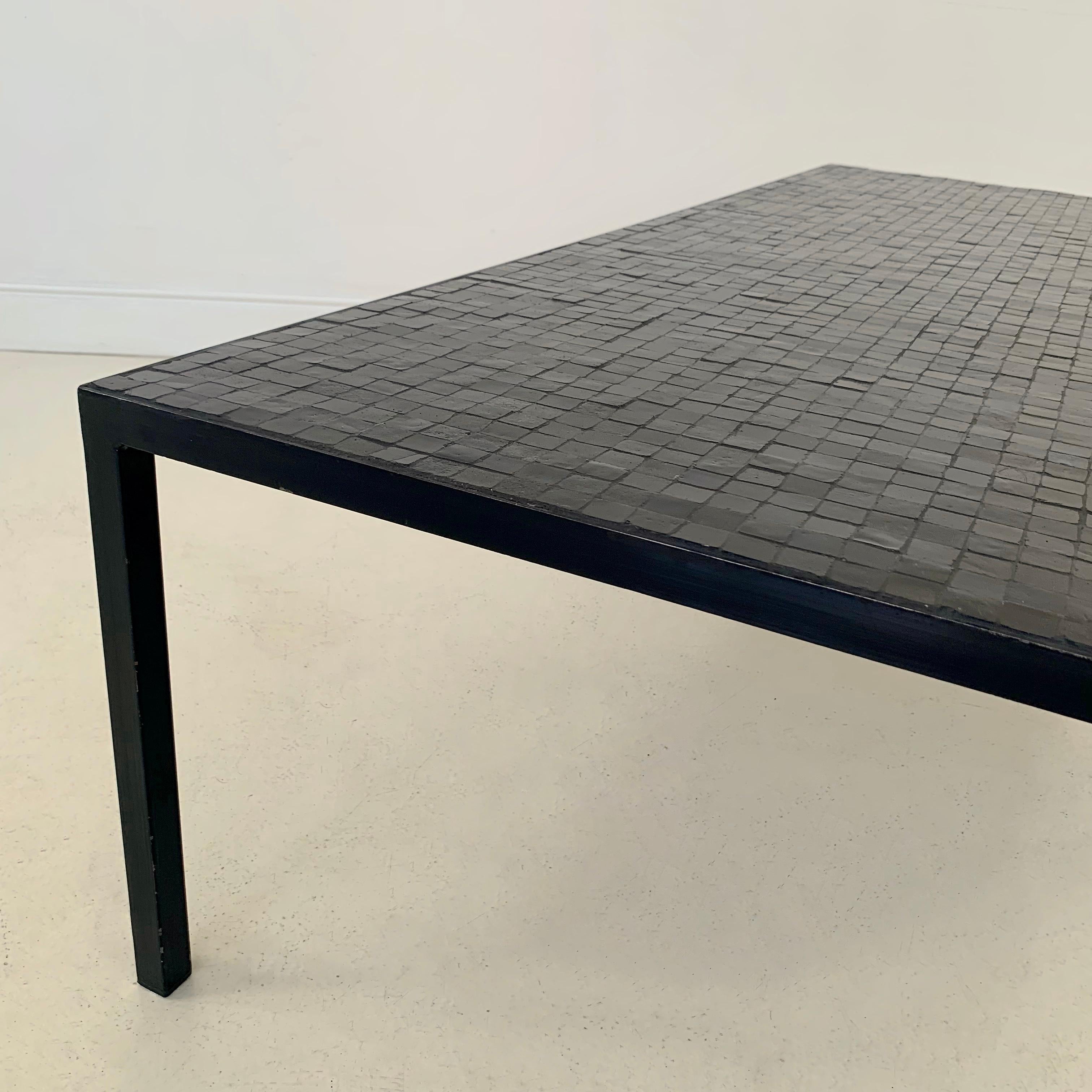 Table basse en mosaïque noire par Berthold Muller, vers 1960, Allemagne. 1