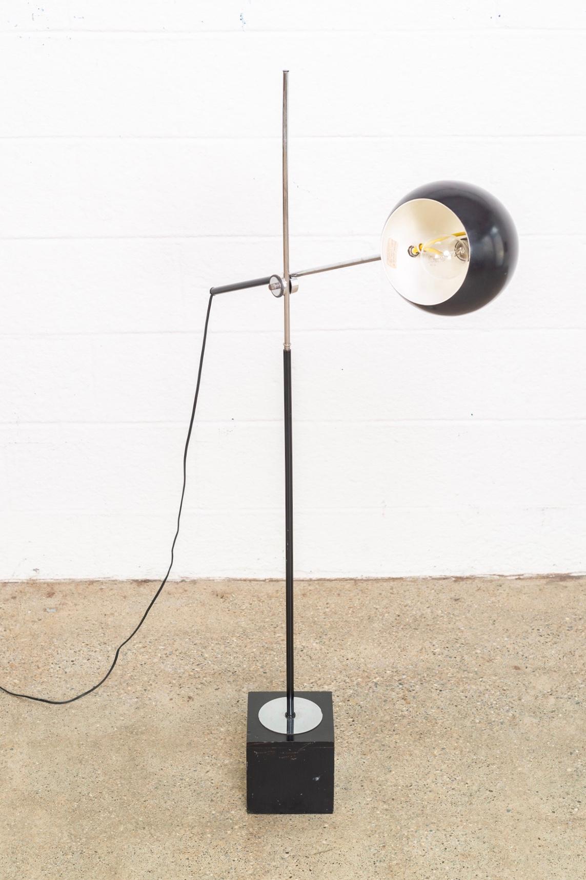 Midcentury Black Orb Articulating Floor Lamp In Good Condition For Sale In Detroit, MI