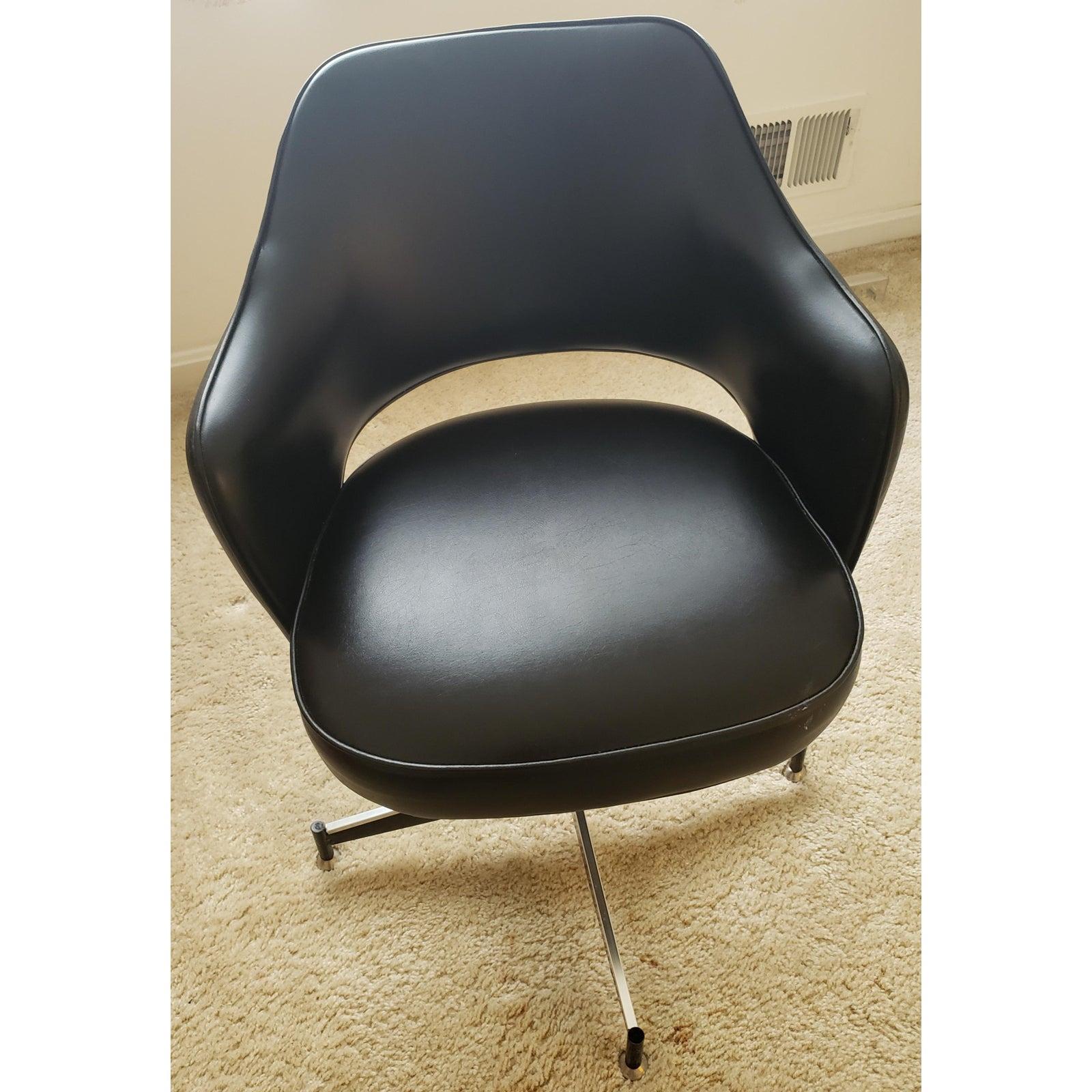 Chaise pivotante overman noire du milieu du siècle. Le fauteuil est en excellent état. 
Excellente chaise de bureau pour votre bureau vintage ou moderne. La chaise mesure 25W x 25D x 30H. Mécanisme de pivotement en excellent état.