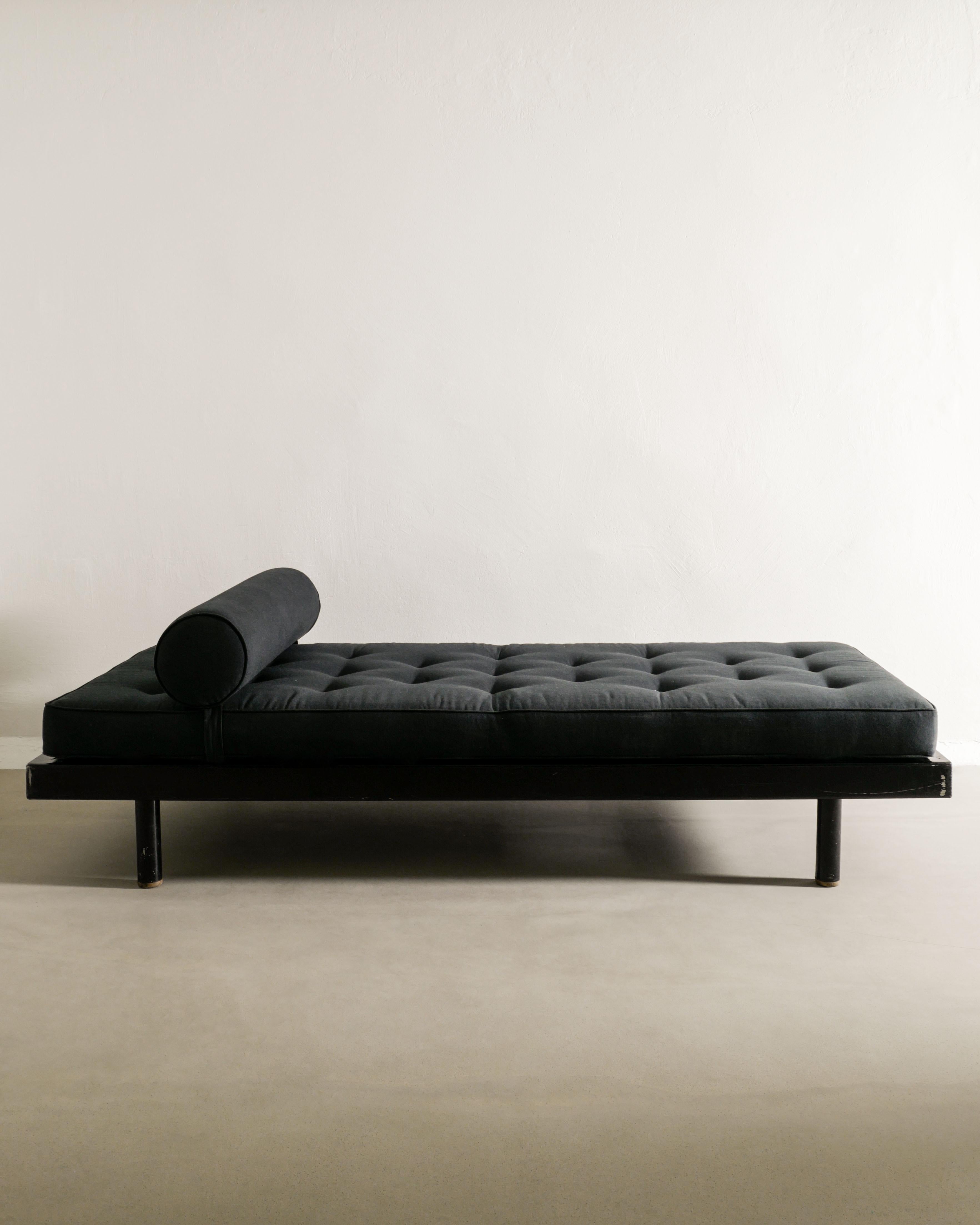 Rare French mid century S.C.A.L No. 450 daybed in black painted metal and fabric by Jean Prouvé produced by Ateliers Jean Prouvé, 1950s. In good vintage condition. 

Dimensions: H: 58 cm / 22.80