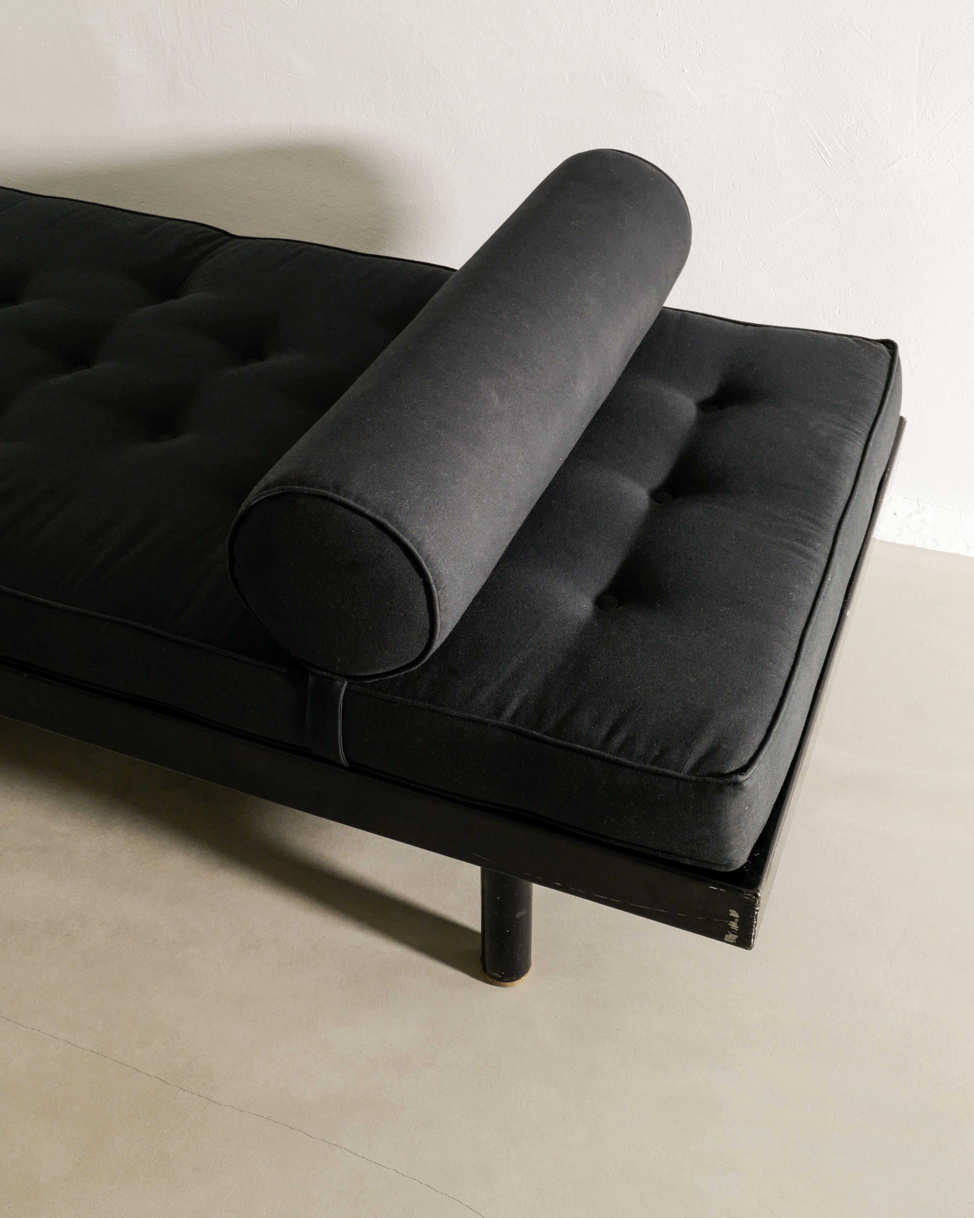 Mid Century Black S.C.A.L Daybed by Jean Prouvé Produced in France, 1950s In Good Condition For Sale In Stockholm, SE
