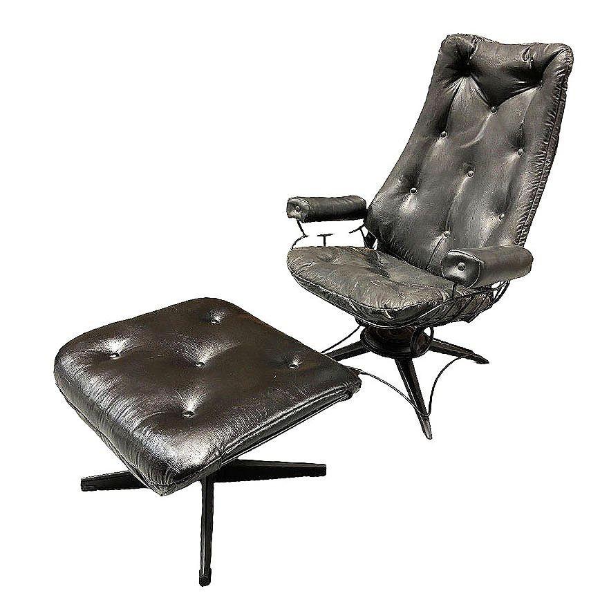 Silla Lounge con respaldo alto de hierro forjado negro y otomana a juego de Homecrest, inspirada en los Eames de mediados de siglo, con armazón de varilla con base giratoria oscilante.

La otomana incluye una gran tapa acolchada blanda.

Aunque