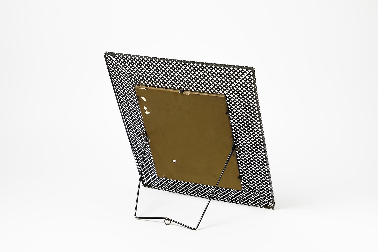 Schwarzer Tisch und Wandspiegel aus der Mitte des Jahrhunderts aus perforiertem Metall im Stil von Matégot (Moderne der Mitte des Jahrhunderts) im Angebot