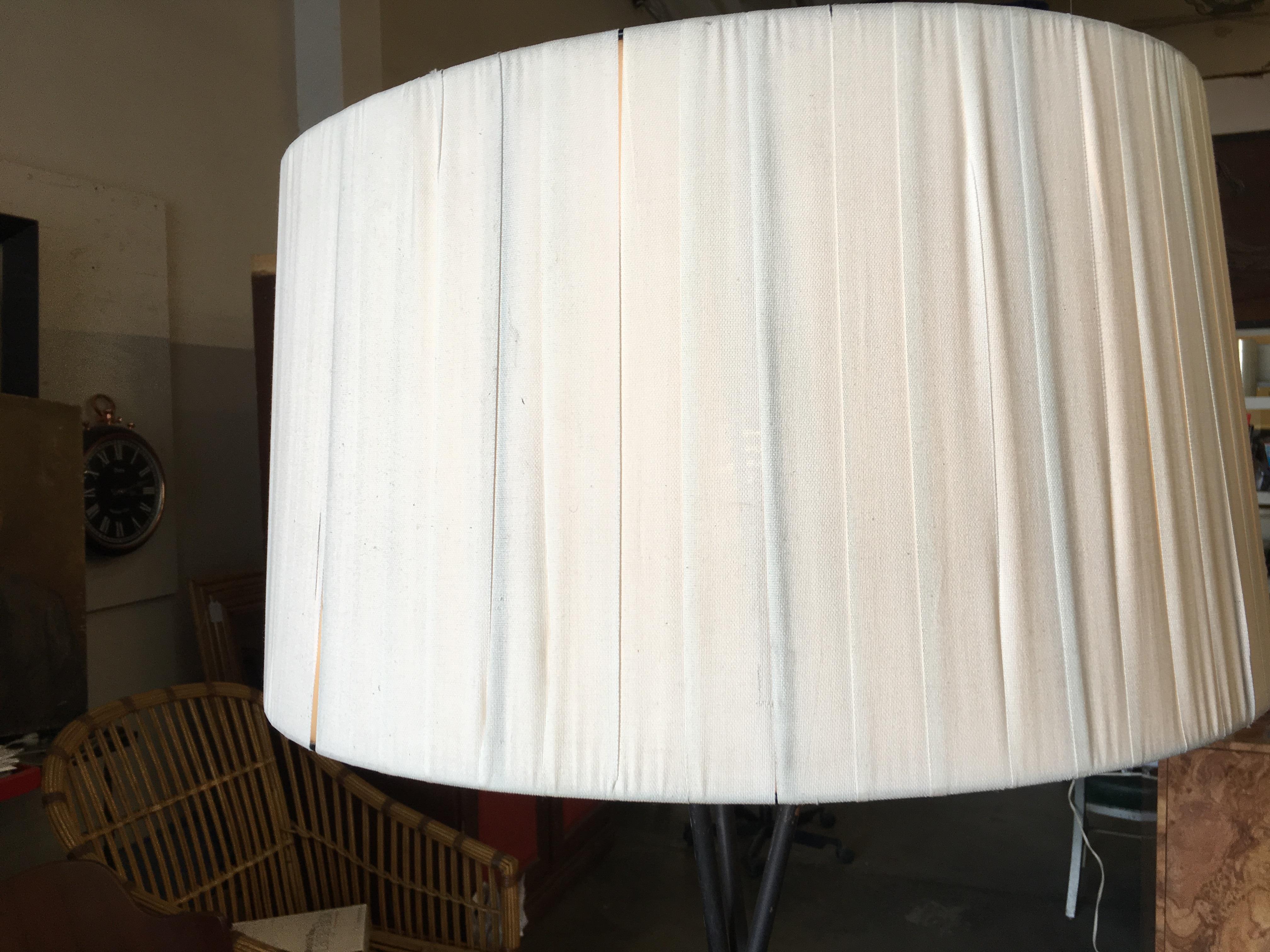 Milieu du XXe siècle Lampadaire tripode à fine tige de fer noir:: style milieu du siècle en vente
