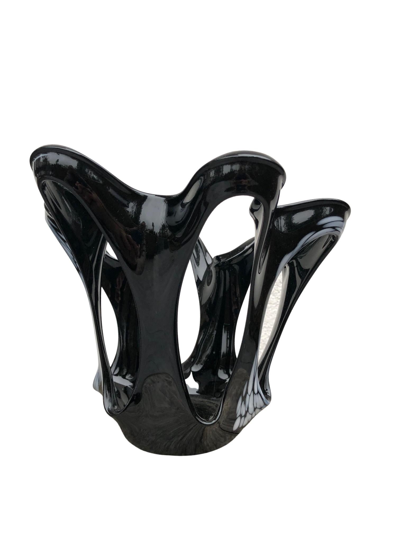 Schwarze Vase aus der Jahrhundertmitte in organischer Form, Europa, 1960er Jahre im Zustand „Hervorragend“ im Angebot in WARSZAWA, 14