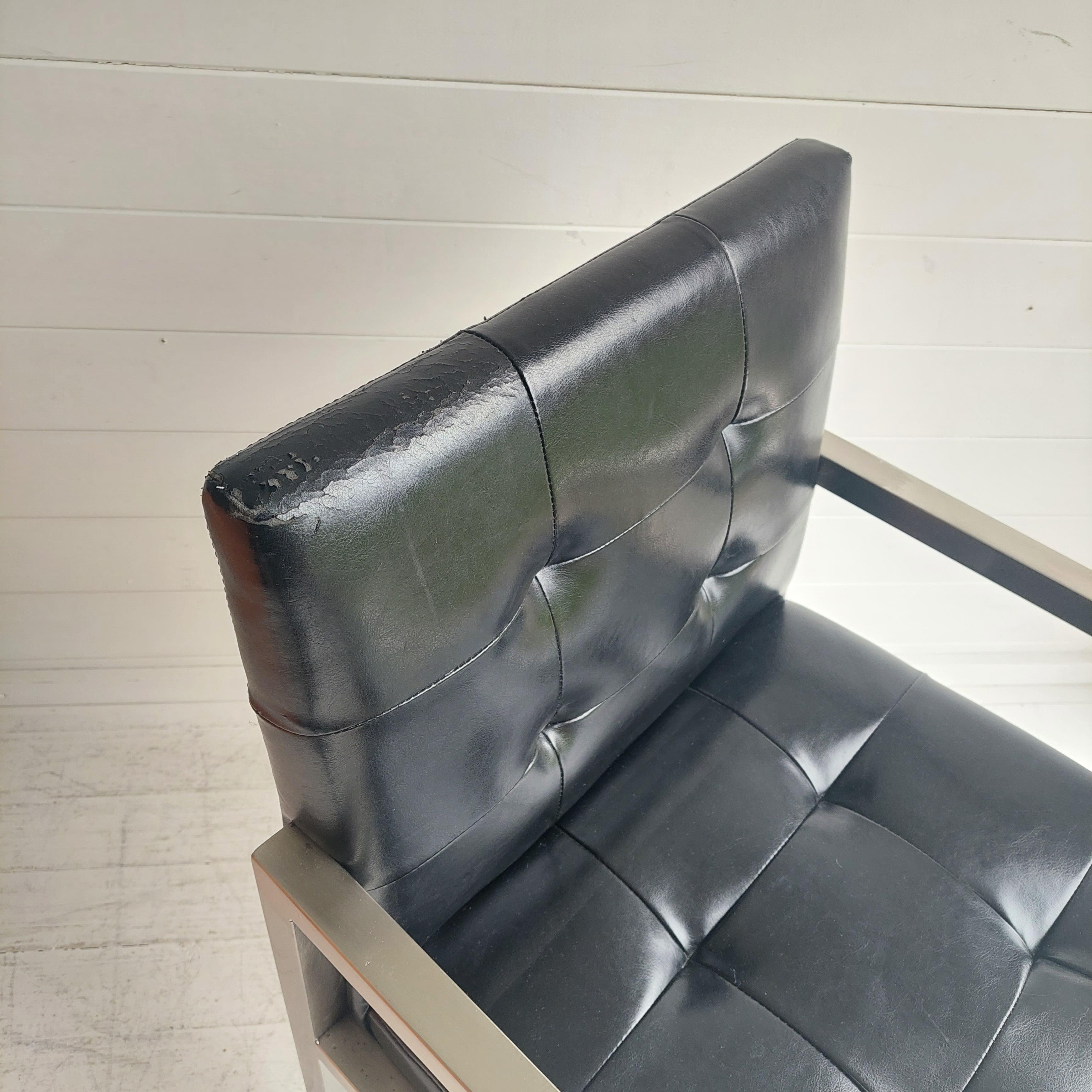 Midcentury Black Vinyl Accent Chair Minimal Retro Vintage Waiting Room Armchair en vente 10