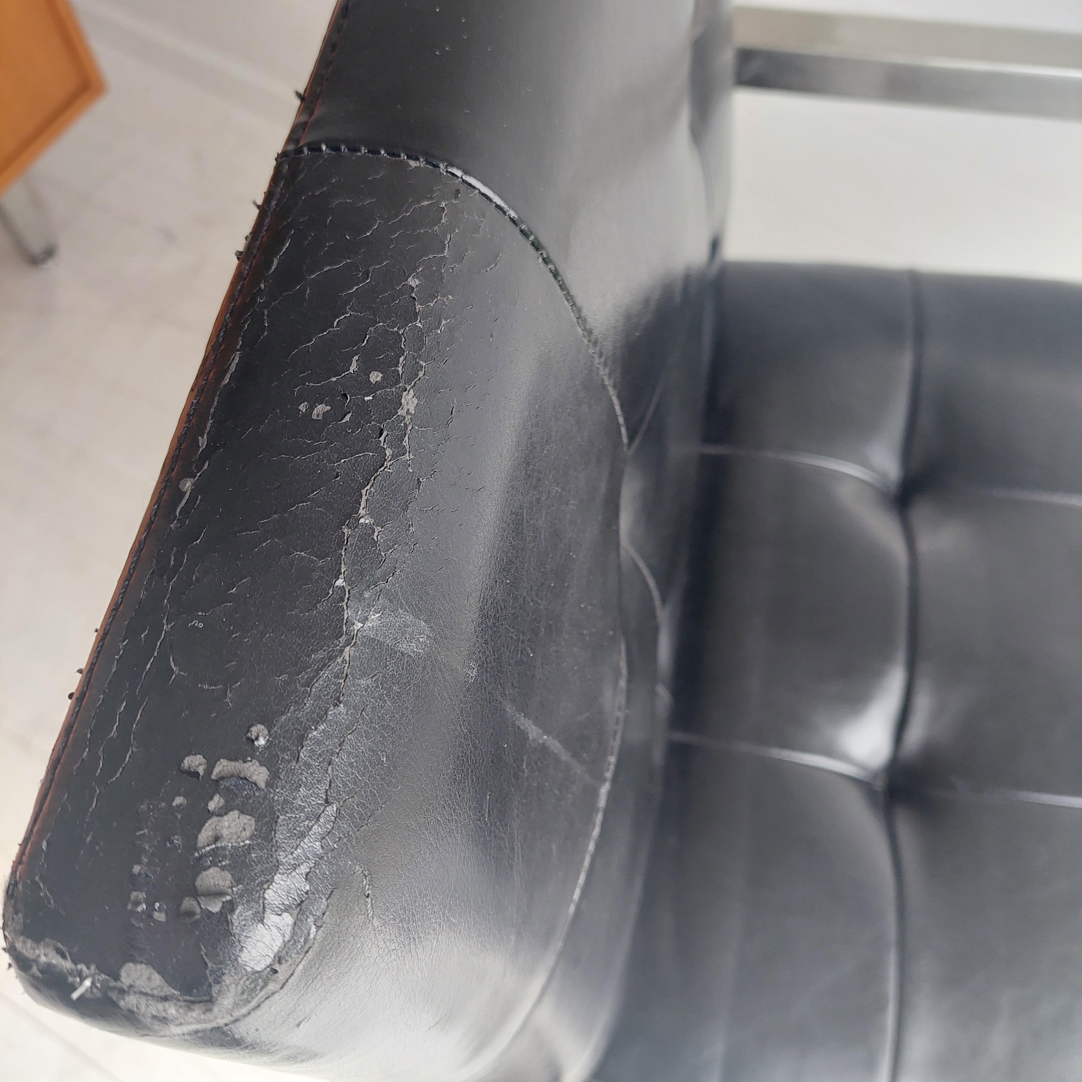 Midcentury Black Vinyl Accent Chair Minimal Retro Vintage Waiting Room Armchair en vente 11