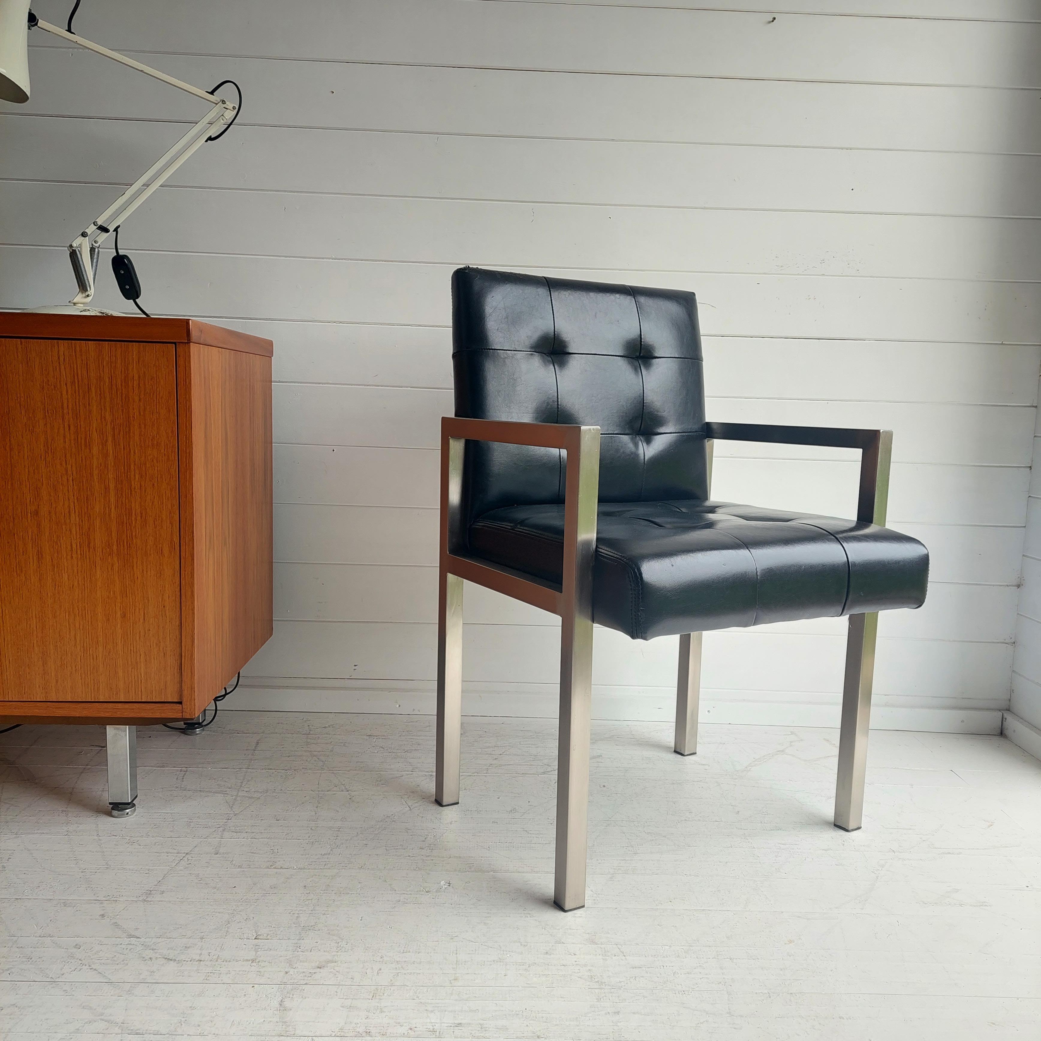 Superbes fauteuils modernes du milieu du siècle conçus sous l'influence de Knoll.

Avec cadres et accoudoirs chromés carrés. 
L'assise et le dossier sont élégamment paddés avec des détails de rembourrage et utilisent le vinyle noir d'origine.

