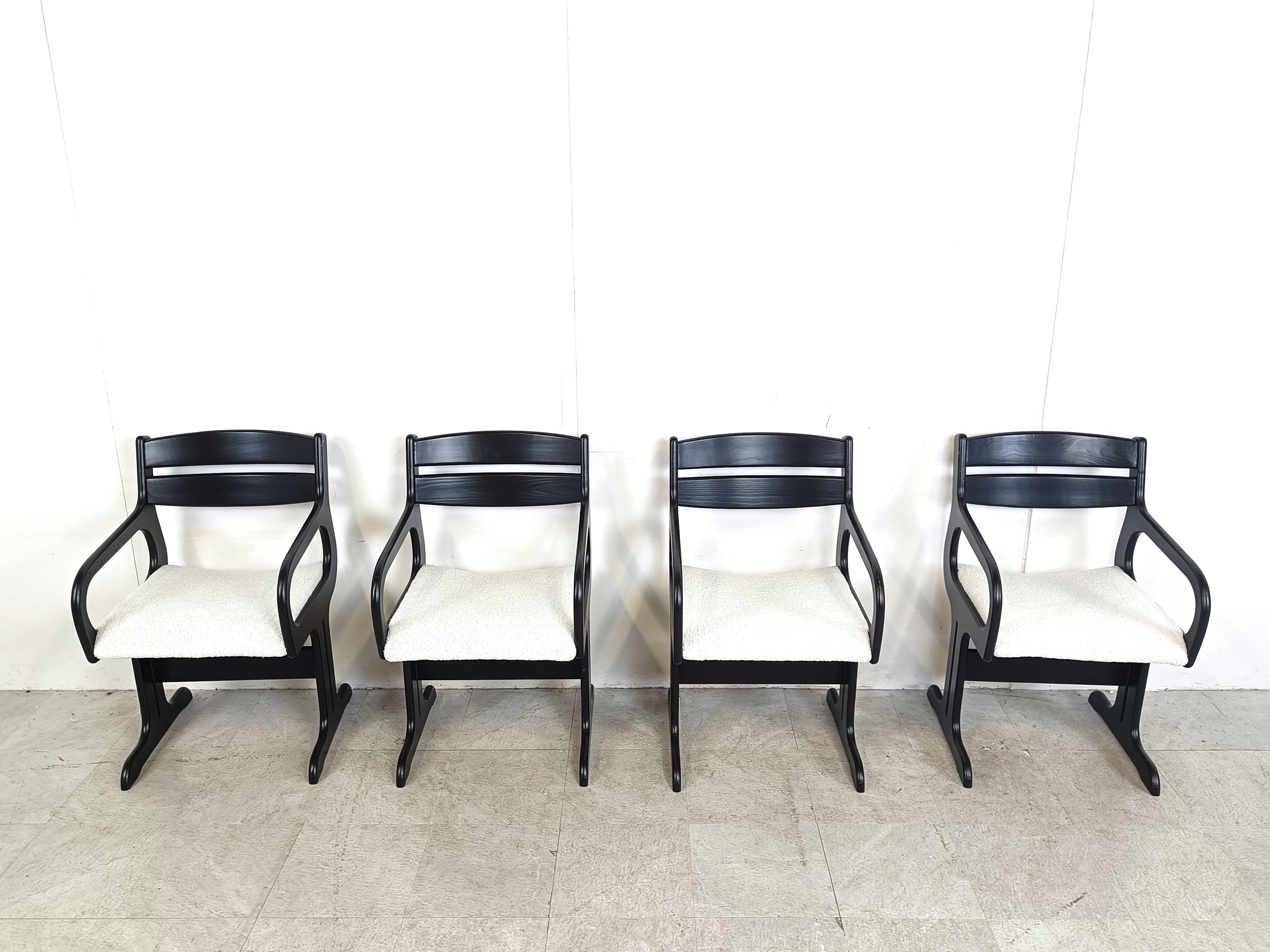 Chaises de salle à manger du milieu du siècle avec accoudoirs nouvellement tapissés en tissu bouclé.

Magnifique design de l'ère spatiale.

Les chaises sont en très bon état et très confortables pour s'asseoir pendant de longues périodes.

Années