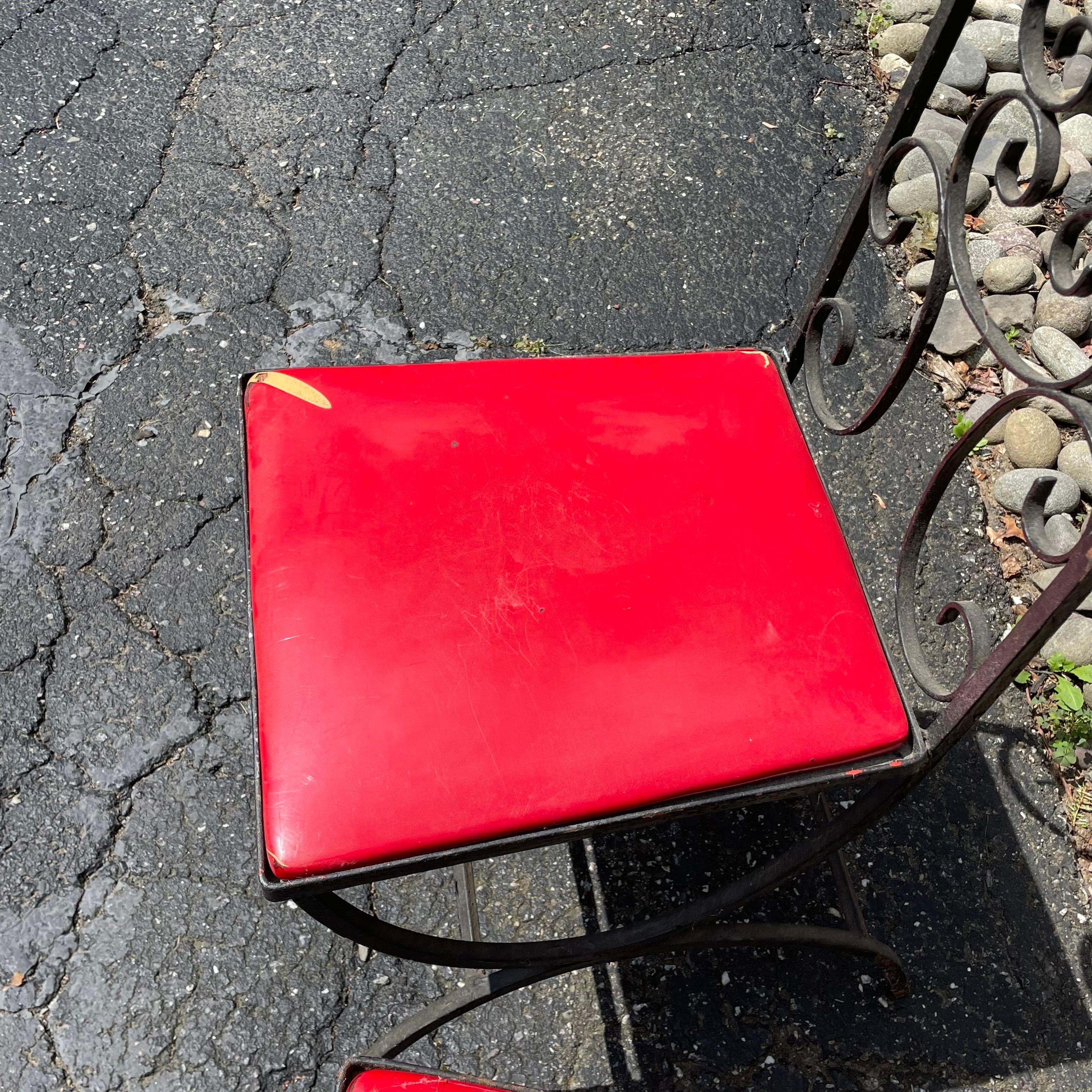 Mid-Century moderno Sedie laterali in ferro battuto nero di metà secolo, sedute in vinile rosso, Arthur Umanoff in vendita