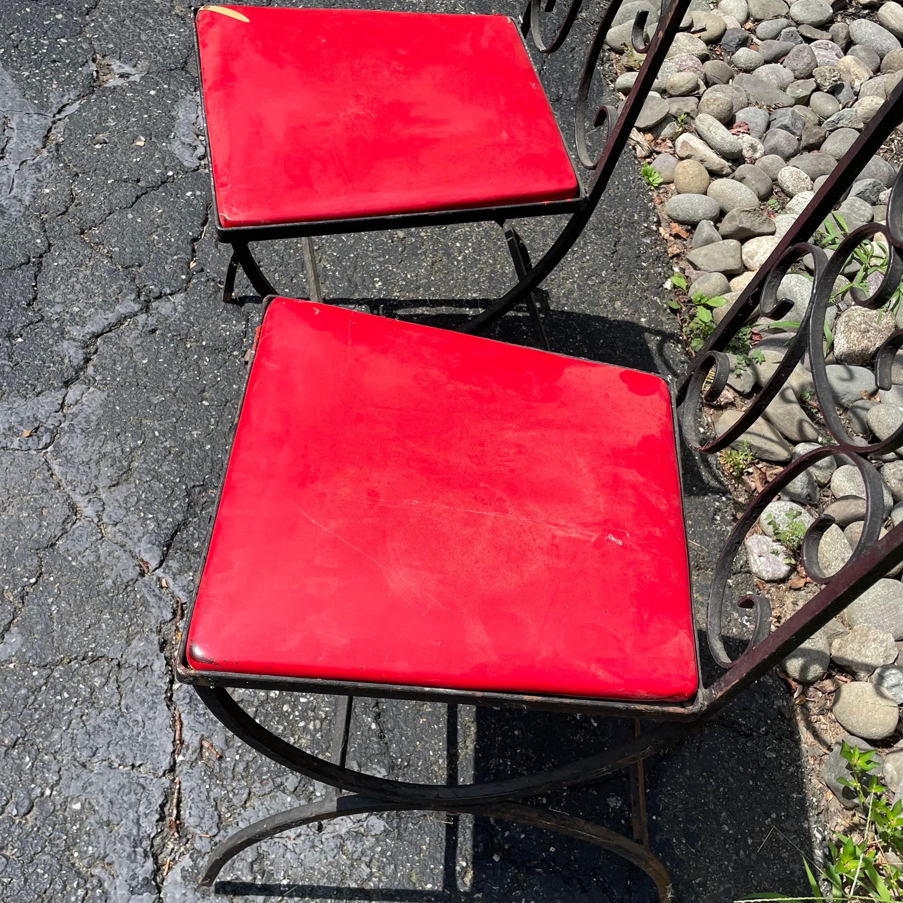 Americano Sedie laterali in ferro battuto nero di metà secolo, sedute in vinile rosso, Arthur Umanoff in vendita