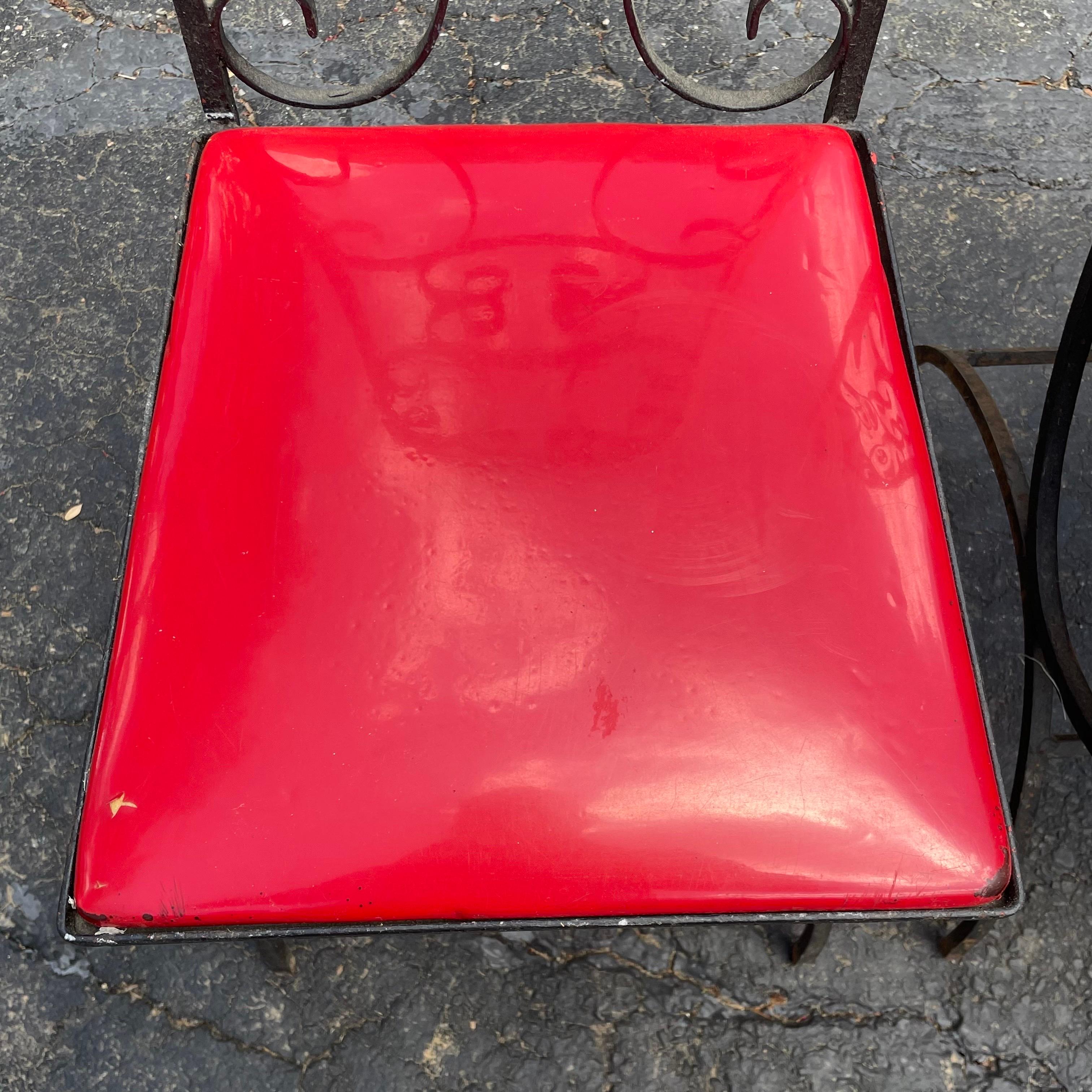 Sedie laterali in ferro battuto nero di metà secolo, sedute in vinile rosso, Arthur Umanoff in vendita 1