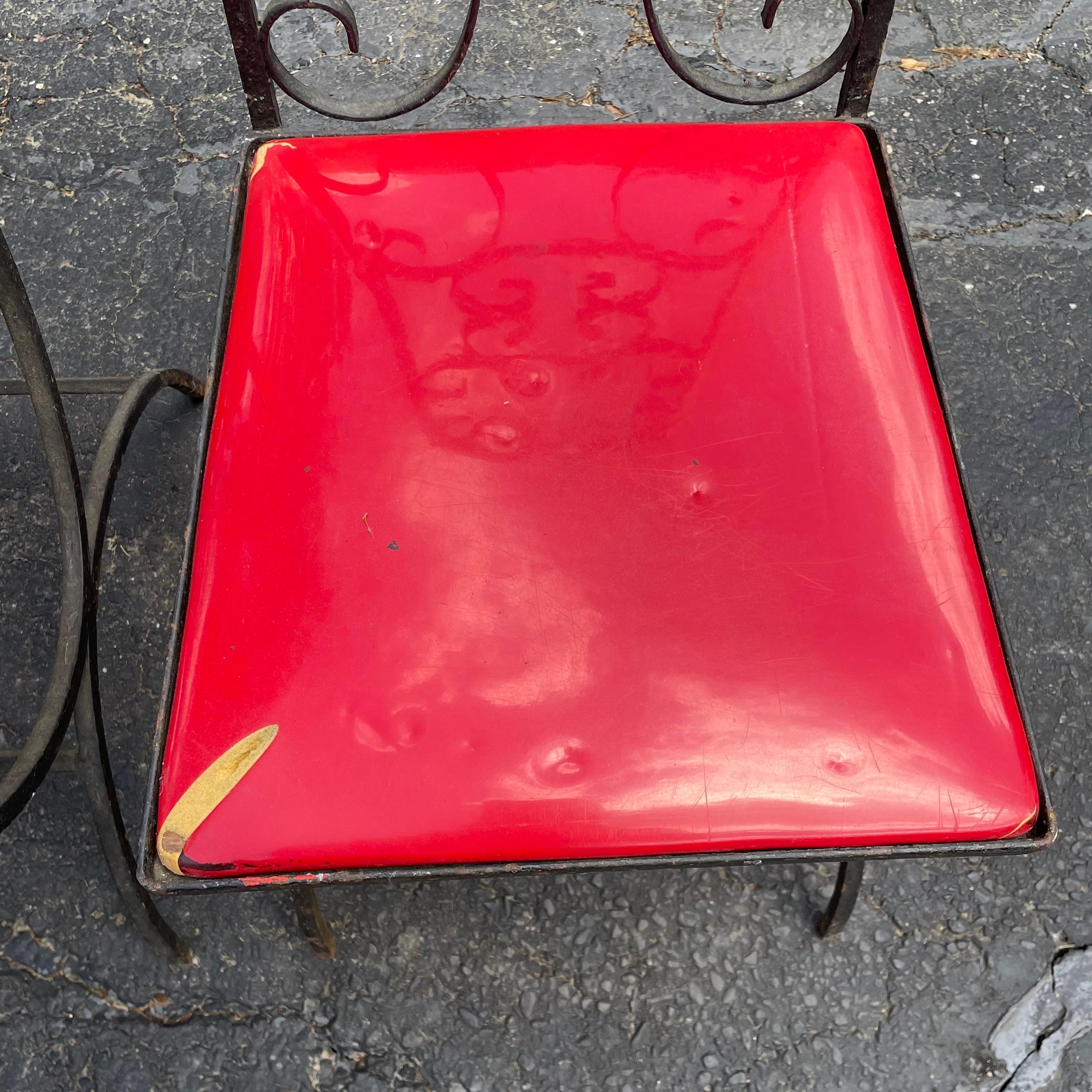 Sedie laterali in ferro battuto nero di metà secolo, sedute in vinile rosso, Arthur Umanoff in vendita 2