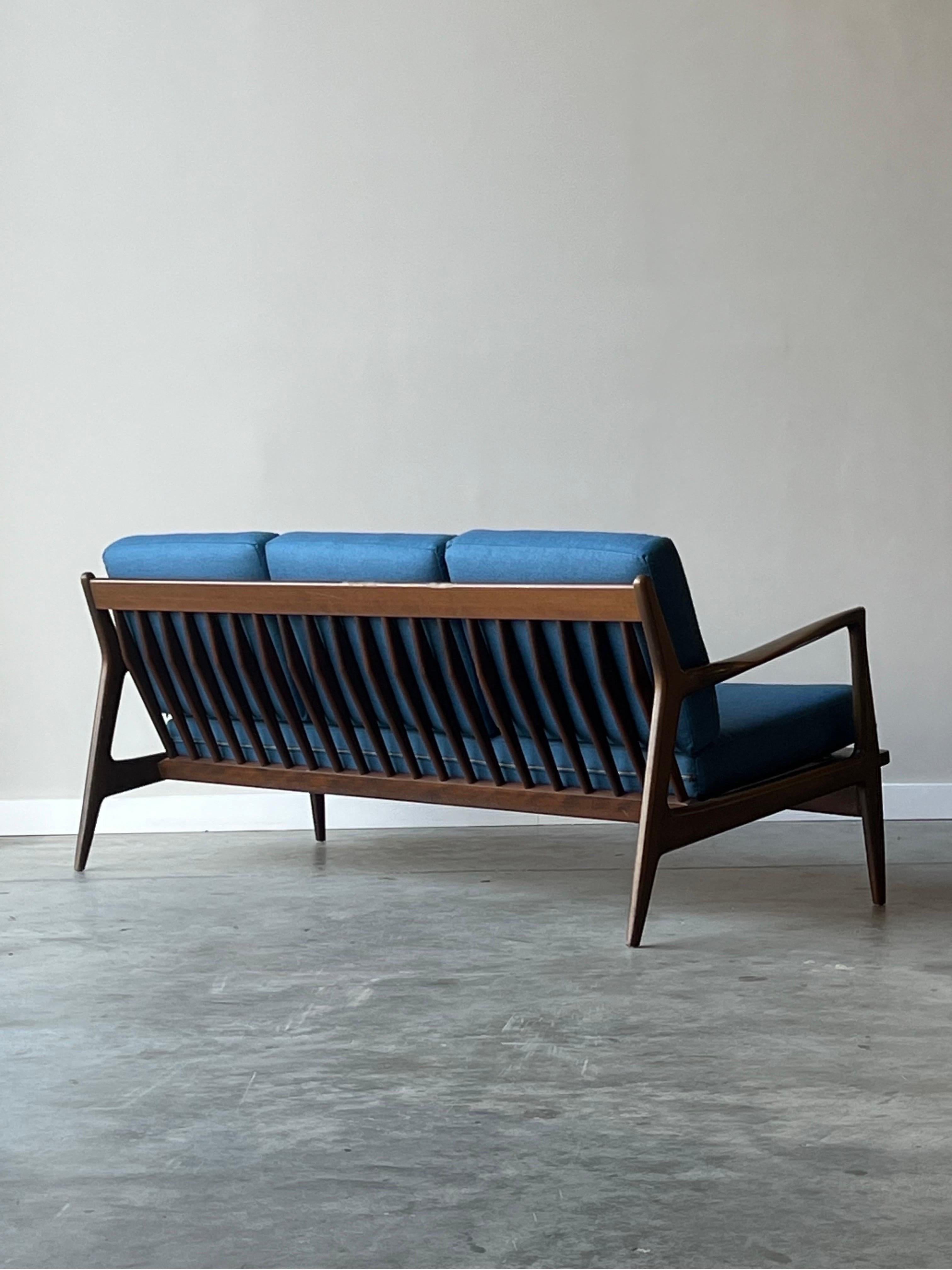 Mid-Century “Blade” Sofa by Ib Kofod-Larsen for Selig, Denmark  In Good Condition In Raleigh, NC