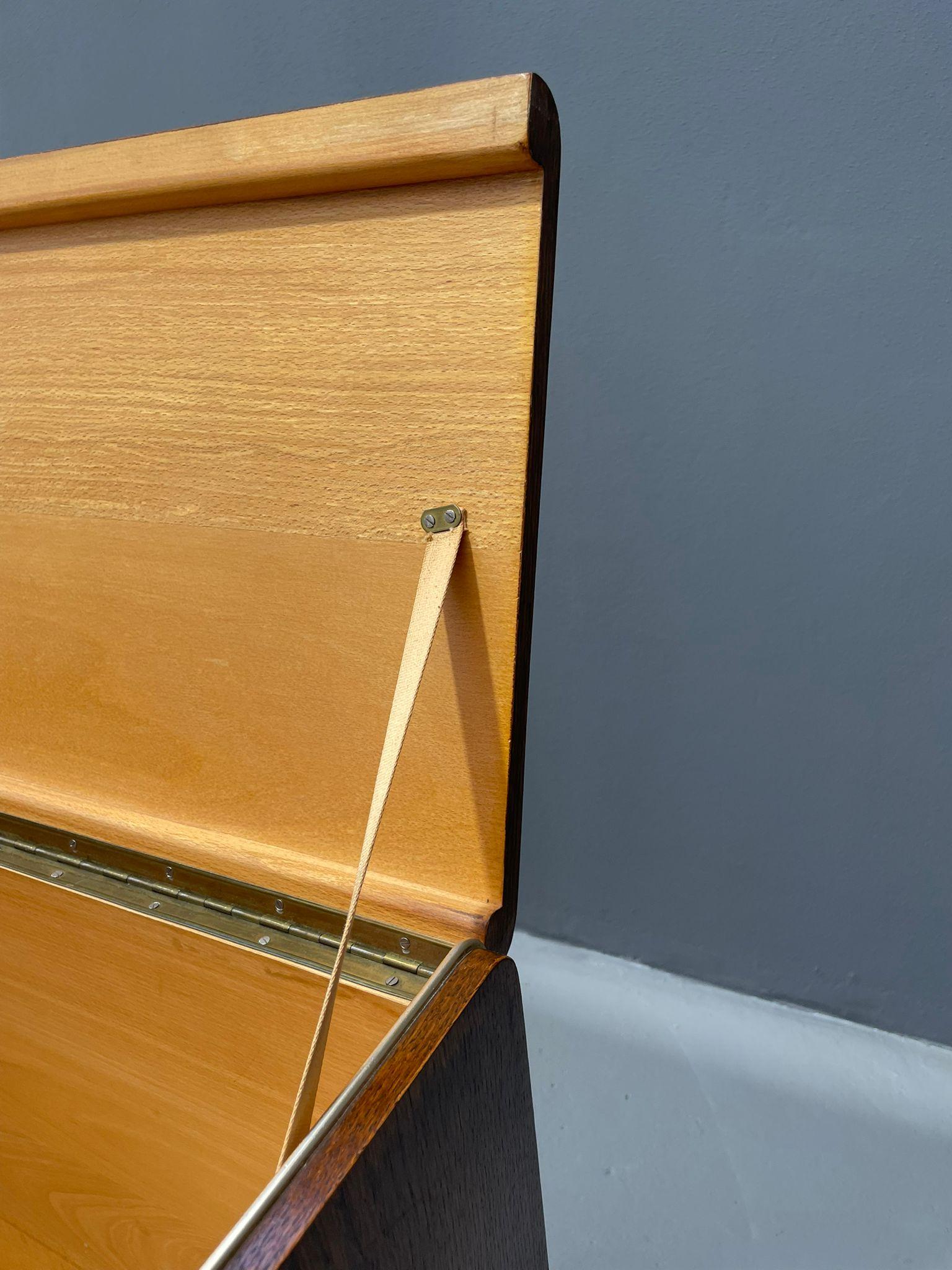 Il s'agit d'un coffre à couvertures vintage produit dans les années 1960 par Jitona Soběslav, conçu par Bohumil Landsman et Hubert Nepožitek, deux figures renommées du design de mobilier tchécoslovaque d'après-guerre.

La pièce est dans un état