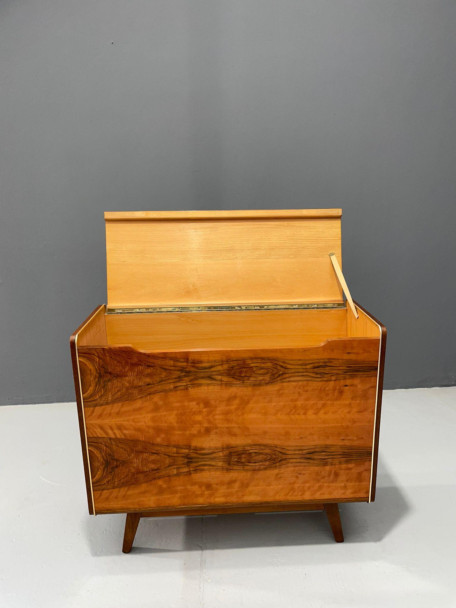 Tchèque Coffre à couvertures du milieu du siècle - Jitona, années 1960, par Landsman & Nepožitek en vente