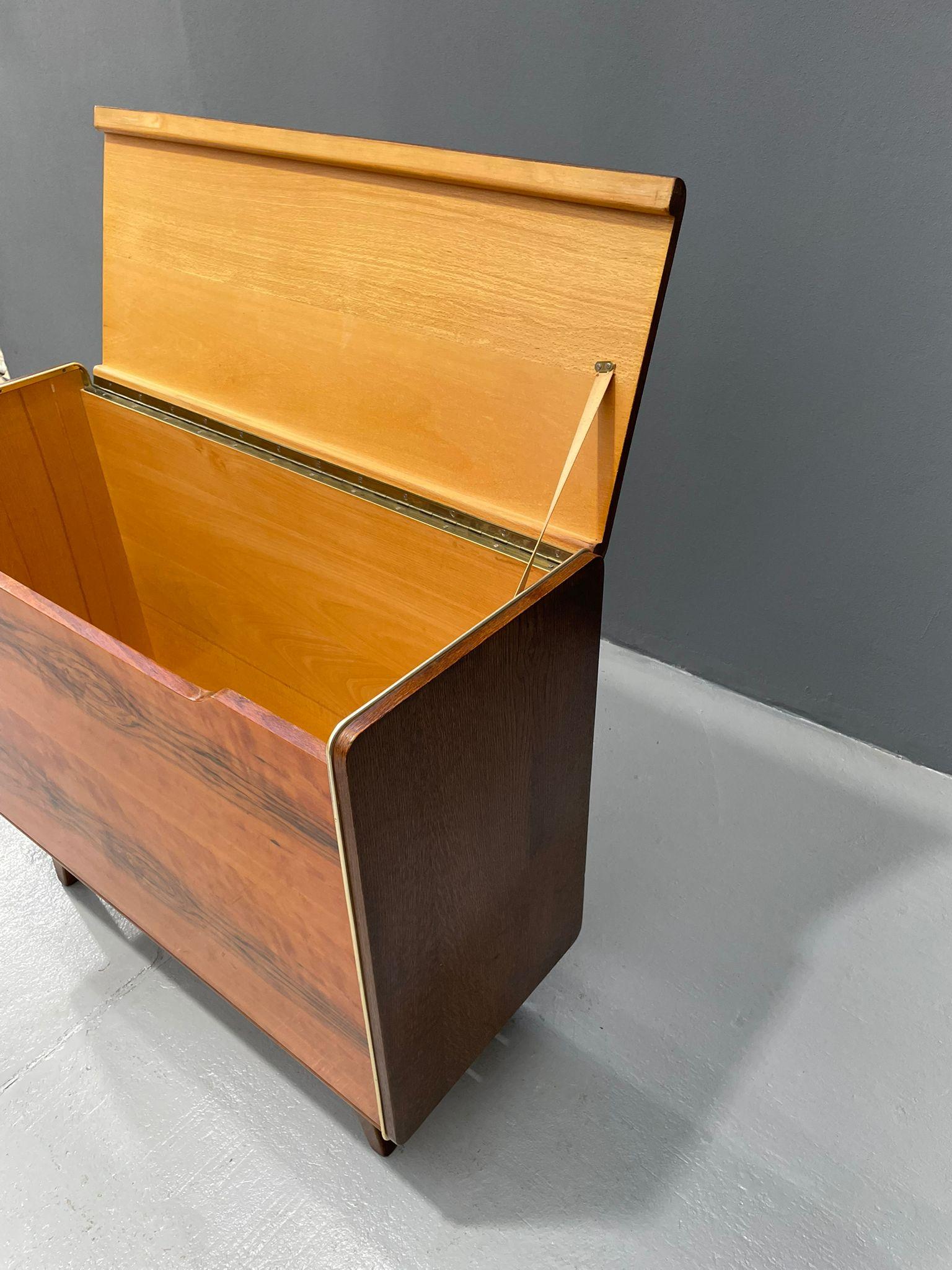 20ième siècle Coffre à couvertures du milieu du siècle - Jitona, années 1960, par Landsman & Nepožitek en vente