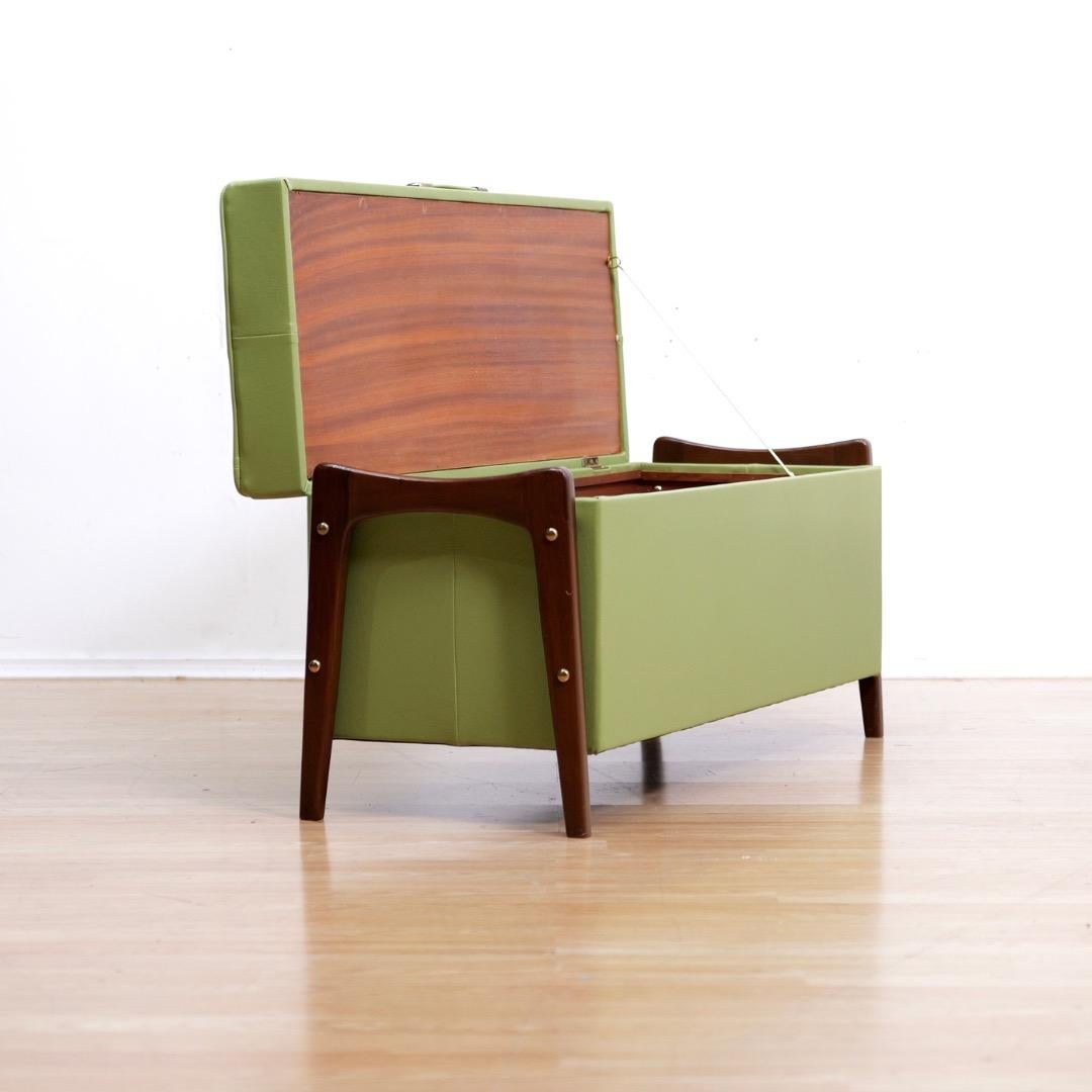 Panca con cassettiera per coperte del Medio Secolo by Elliots of Newbury In condizioni buone in vendita a Los Angeles, CA