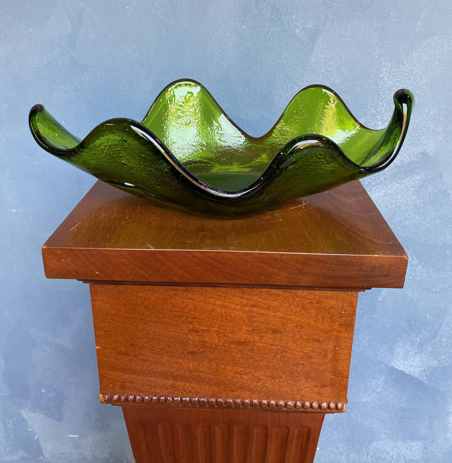 Blenko 1963 heavy free form amorphic centerpiece bowl in green. Very good condition.

Ref #: H0721-02

Dimensions: 5”H  x 15.5”W x 7.5”D