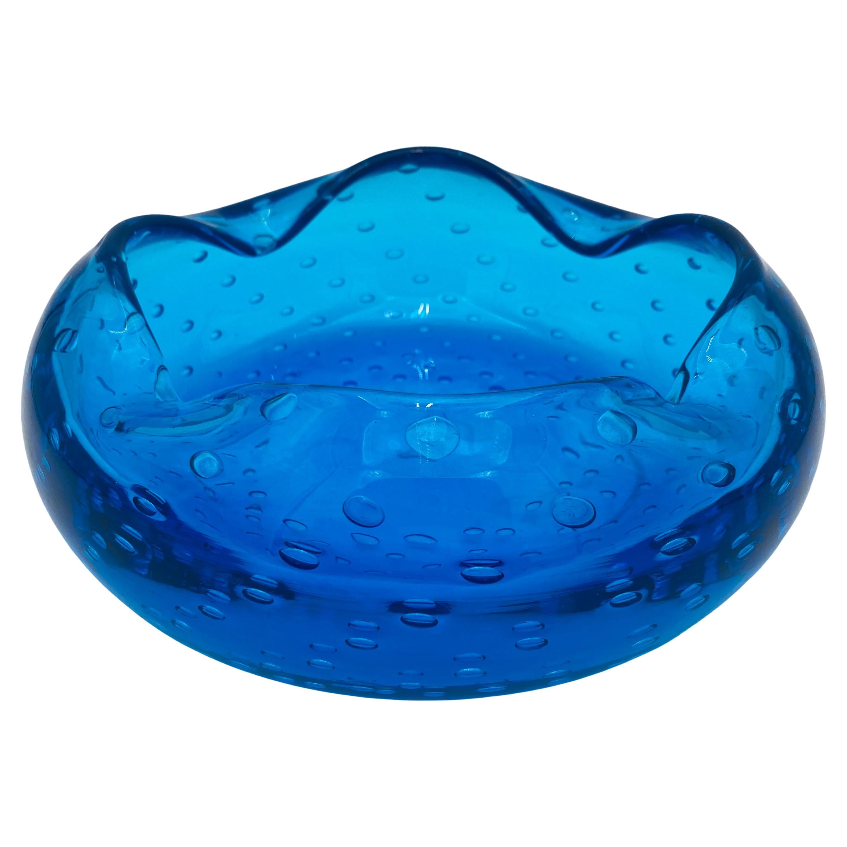 Posacenere Blenko di metà secolo in vetro blu con design a bolle controllate, circa 1960