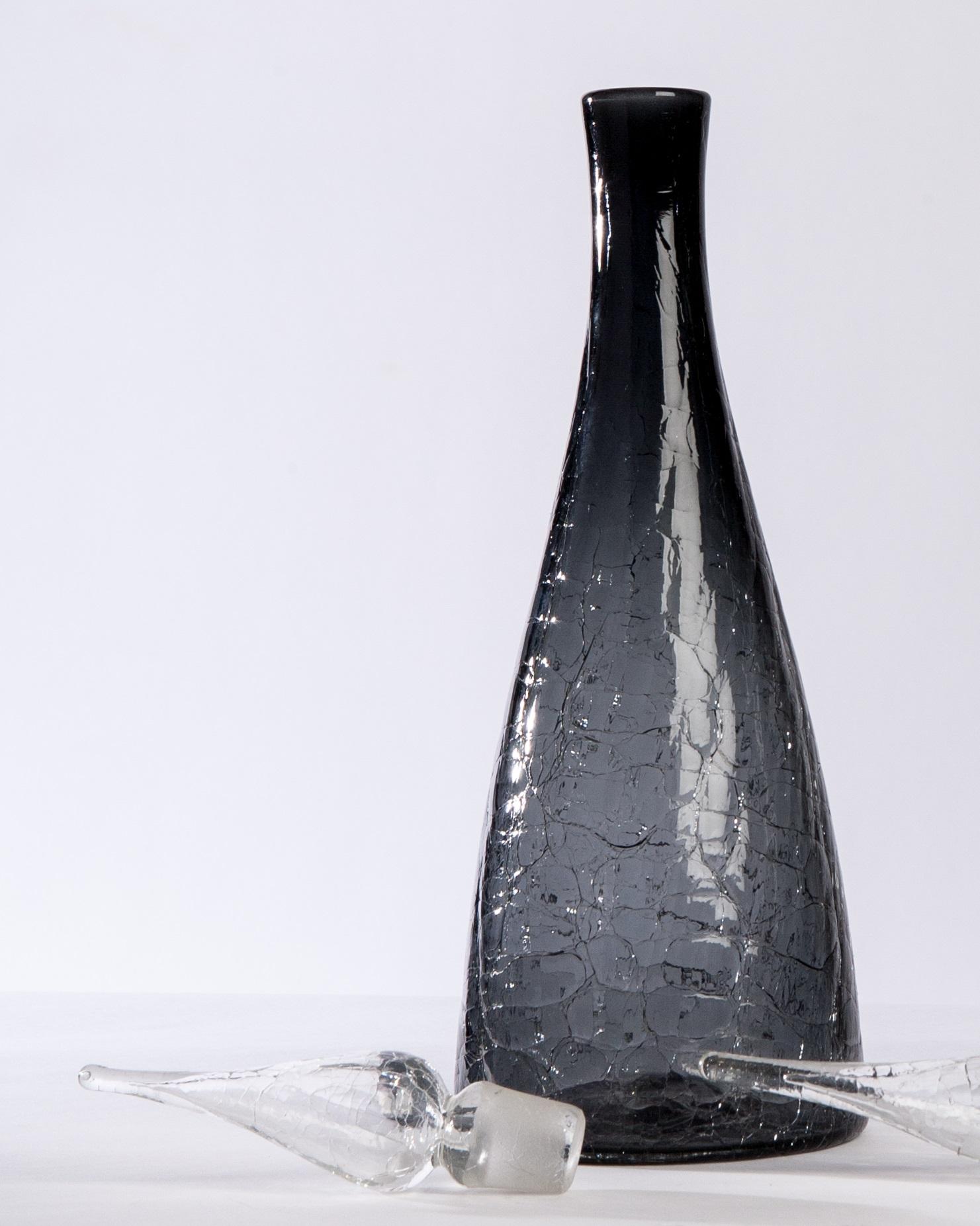 Mid-Century Modern Carafe en verre craquelé gris anthracite Blenko du milieu du siècle dernier avec bouchon, vers 1950 en vente