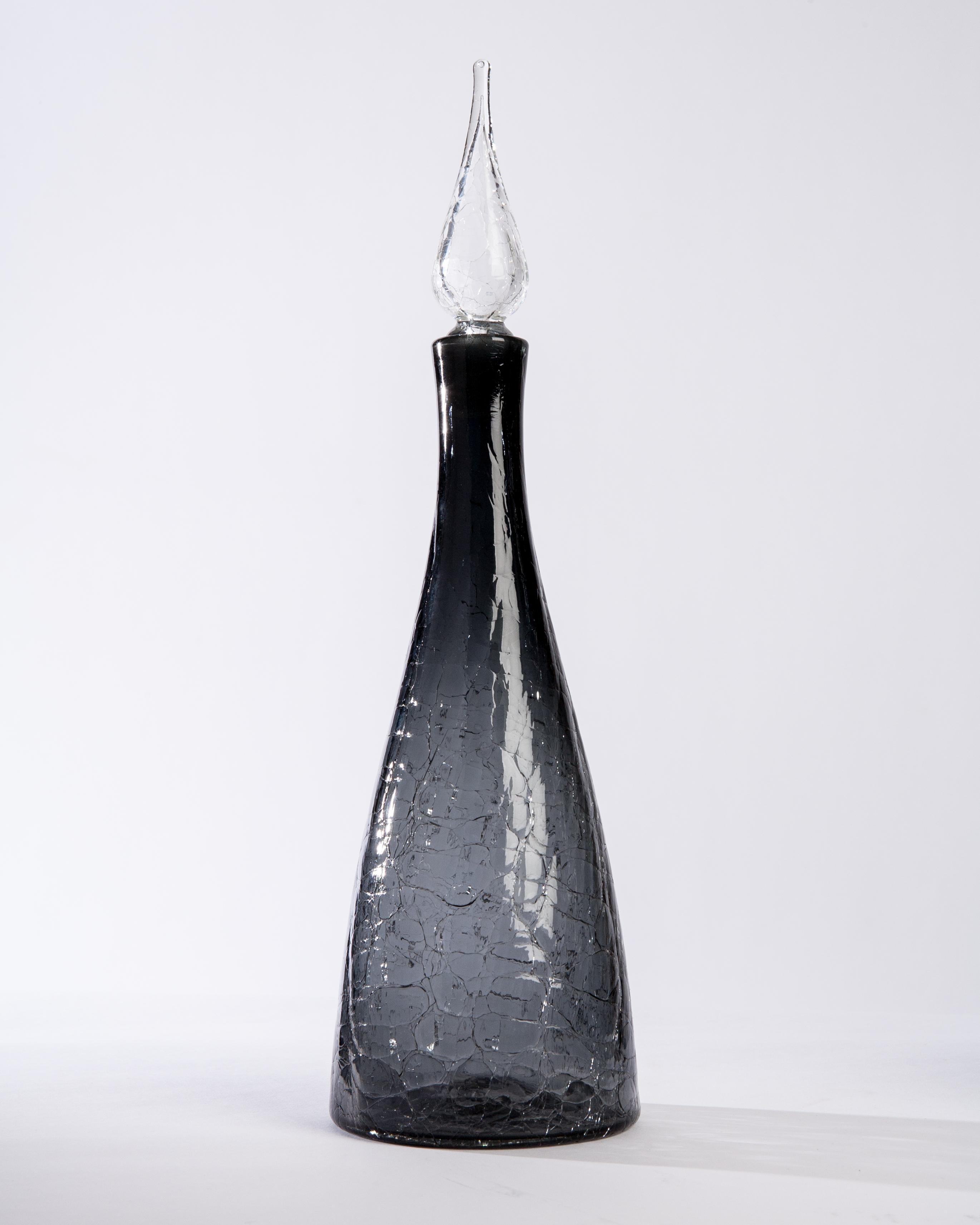 Américain Carafe en verre craquelé gris anthracite Blenko du milieu du siècle dernier avec bouchon, vers 1950 en vente
