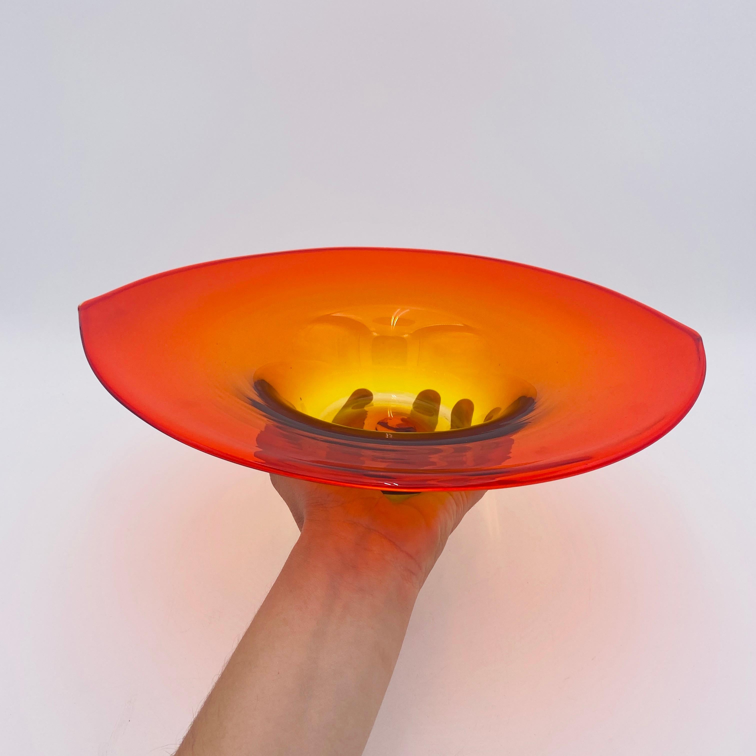 Mid Century Blenko Glass Bowl Amberina 1950s en vente 7