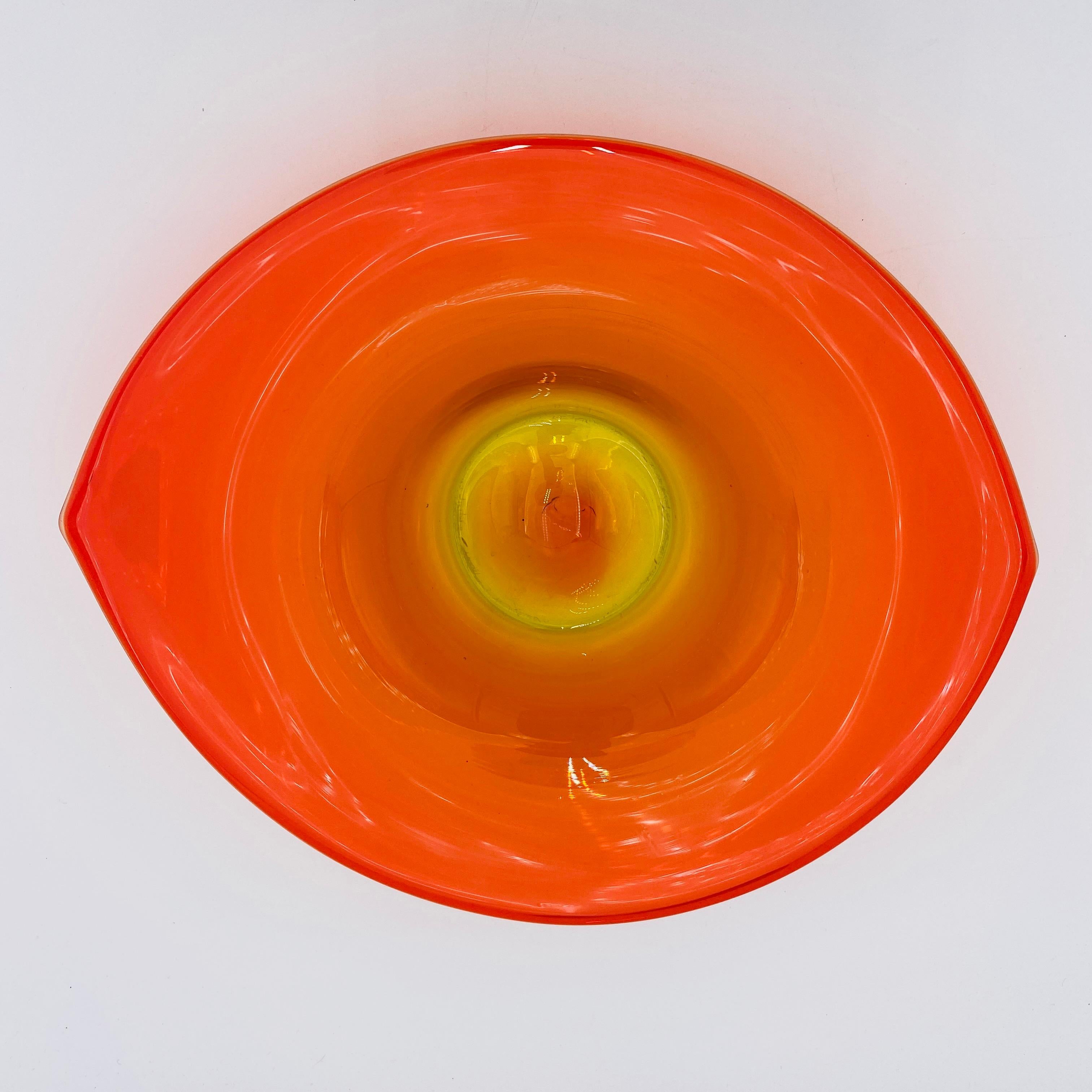 Fait main Mid Century Blenko Glass Bowl Amberina 1950s en vente