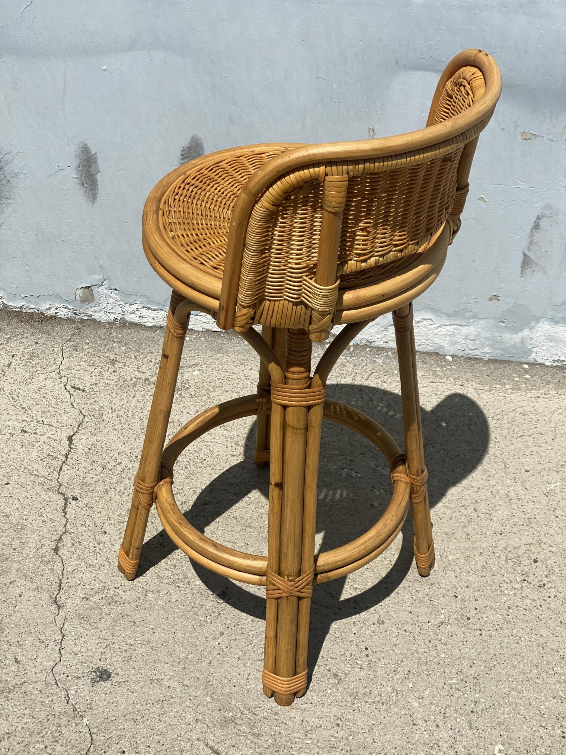 Mid Century Blond Bar Stool Set of Three with Woven Wicker Seats In Excellent Condition In Van Nuys, CA