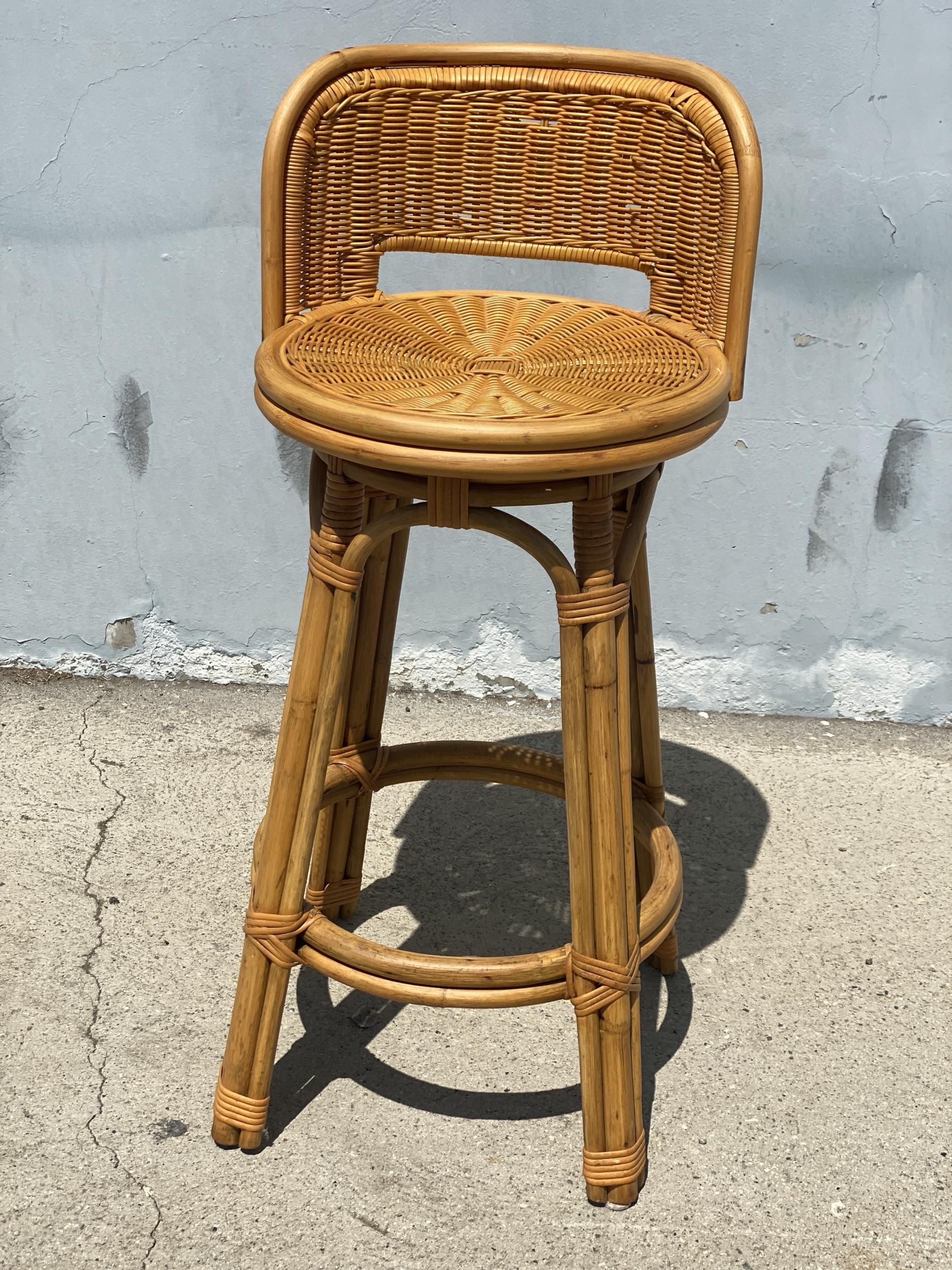 Mid Century Blond Bar Stool Set of Three with Woven Wicker Seats In Excellent Condition In Van Nuys, CA
