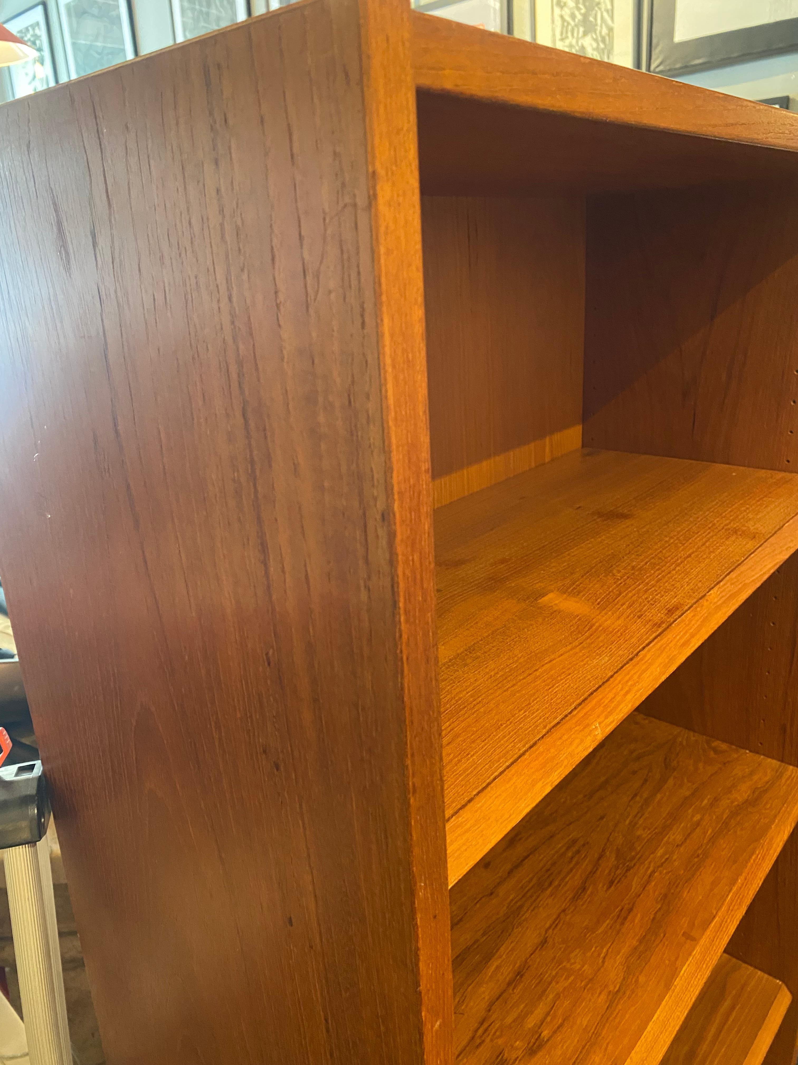 Questa libreria di metà secolo in noce biondo è dotata di tre ripiani regolabili per riporre o esporre in modo flessibile. Il suo design minimalista mette in risalto il calore naturale e le venature del noce.
