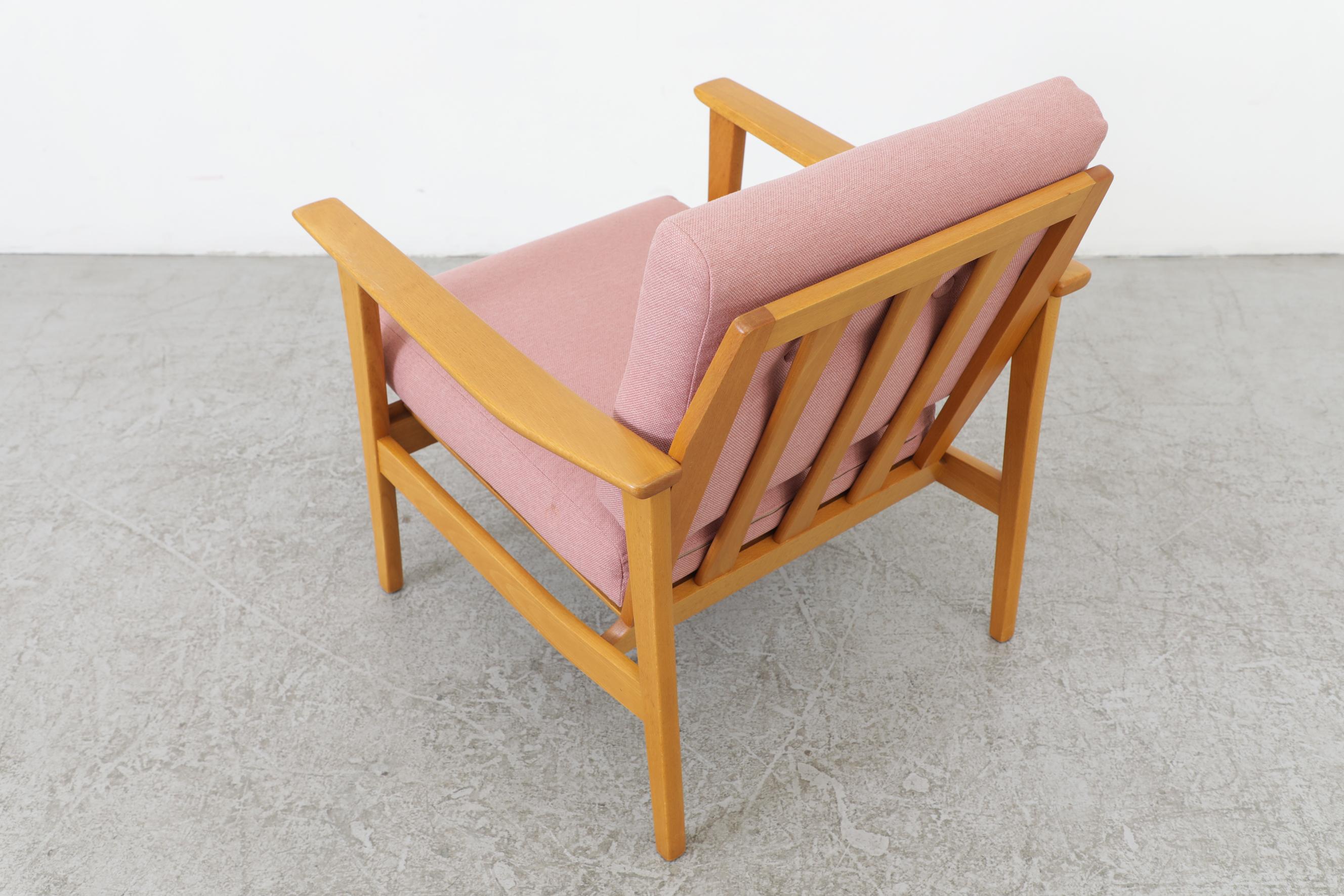 Mid-Century Blonde Angular Lounge Chair with Pink Upholstery and Vertical Slats For Sale 5