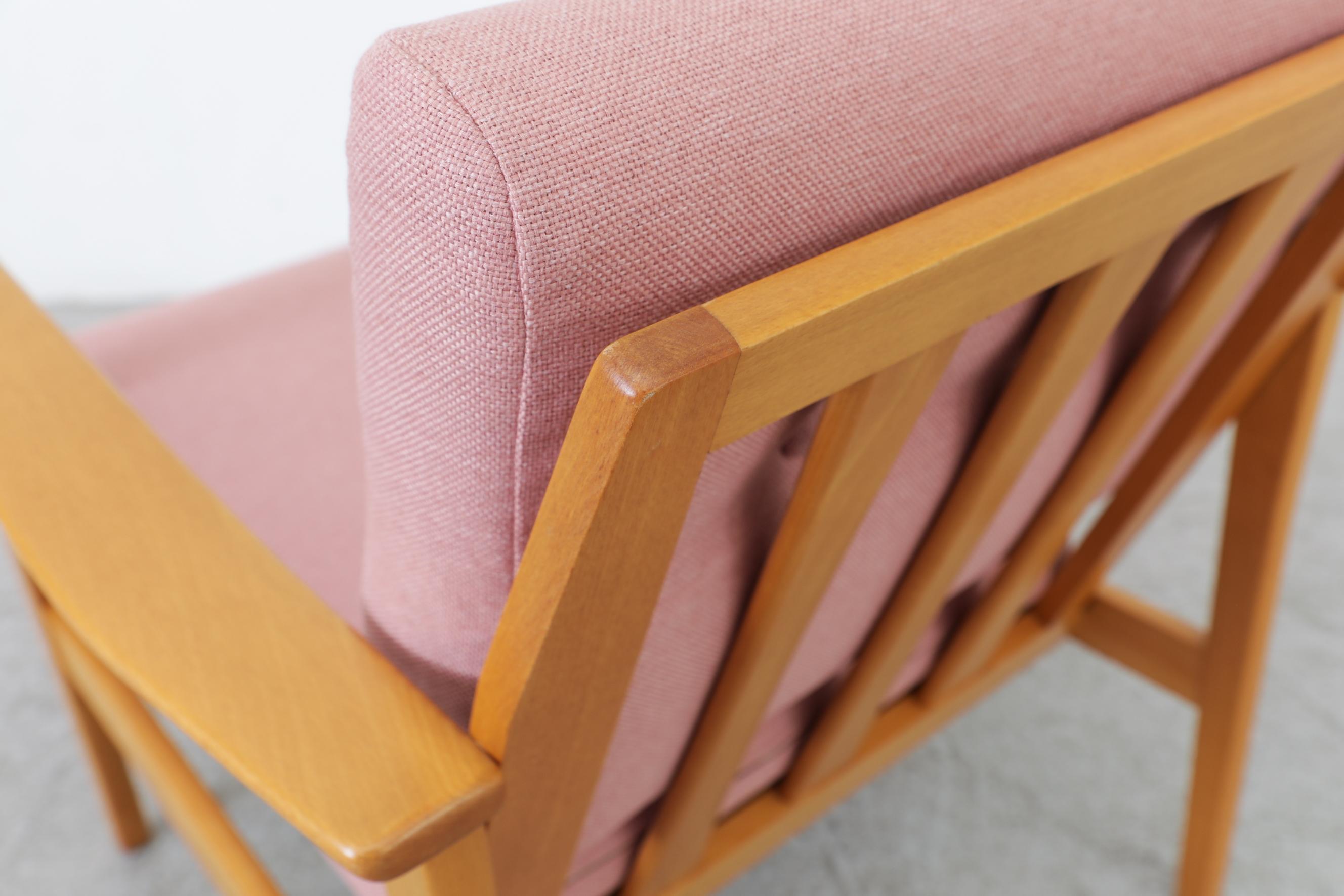 Mid-Century Blonde Angular Lounge Chair with Pink Upholstery and Vertical Slats For Sale 6
