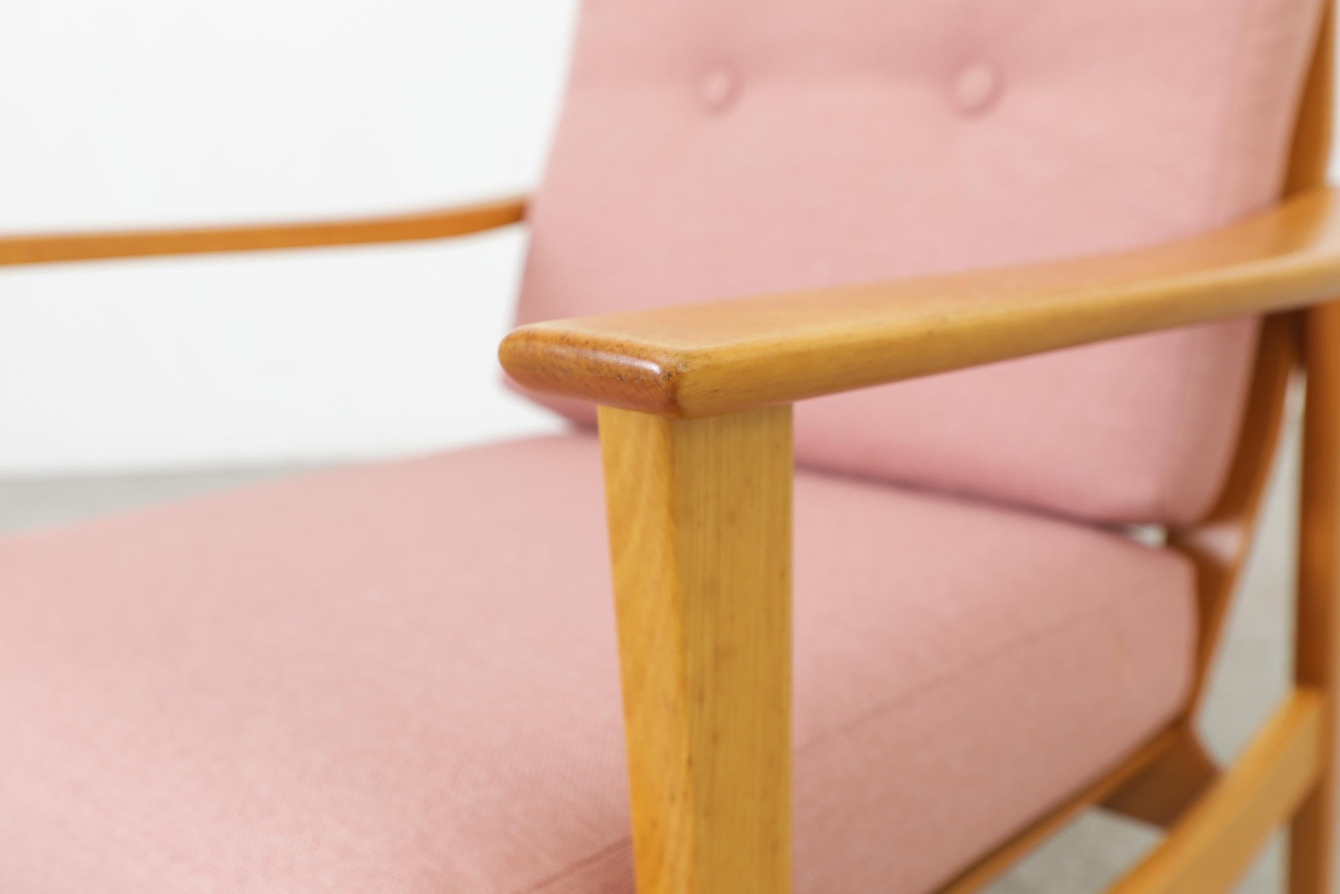 Mid-Century Blonde Angular Lounge Chair with Pink Upholstery and Vertical Slats For Sale 13