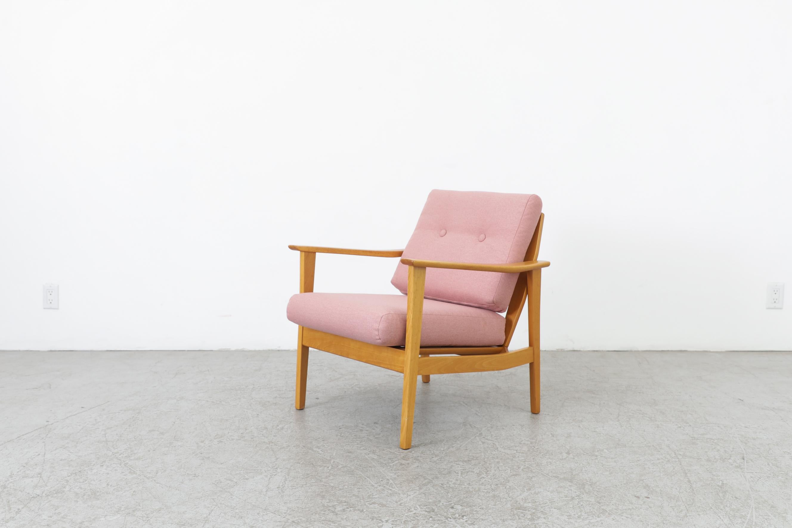 German Mid-Century Blonde Angular Lounge Chair with Pink Upholstery and Vertical Slats For Sale