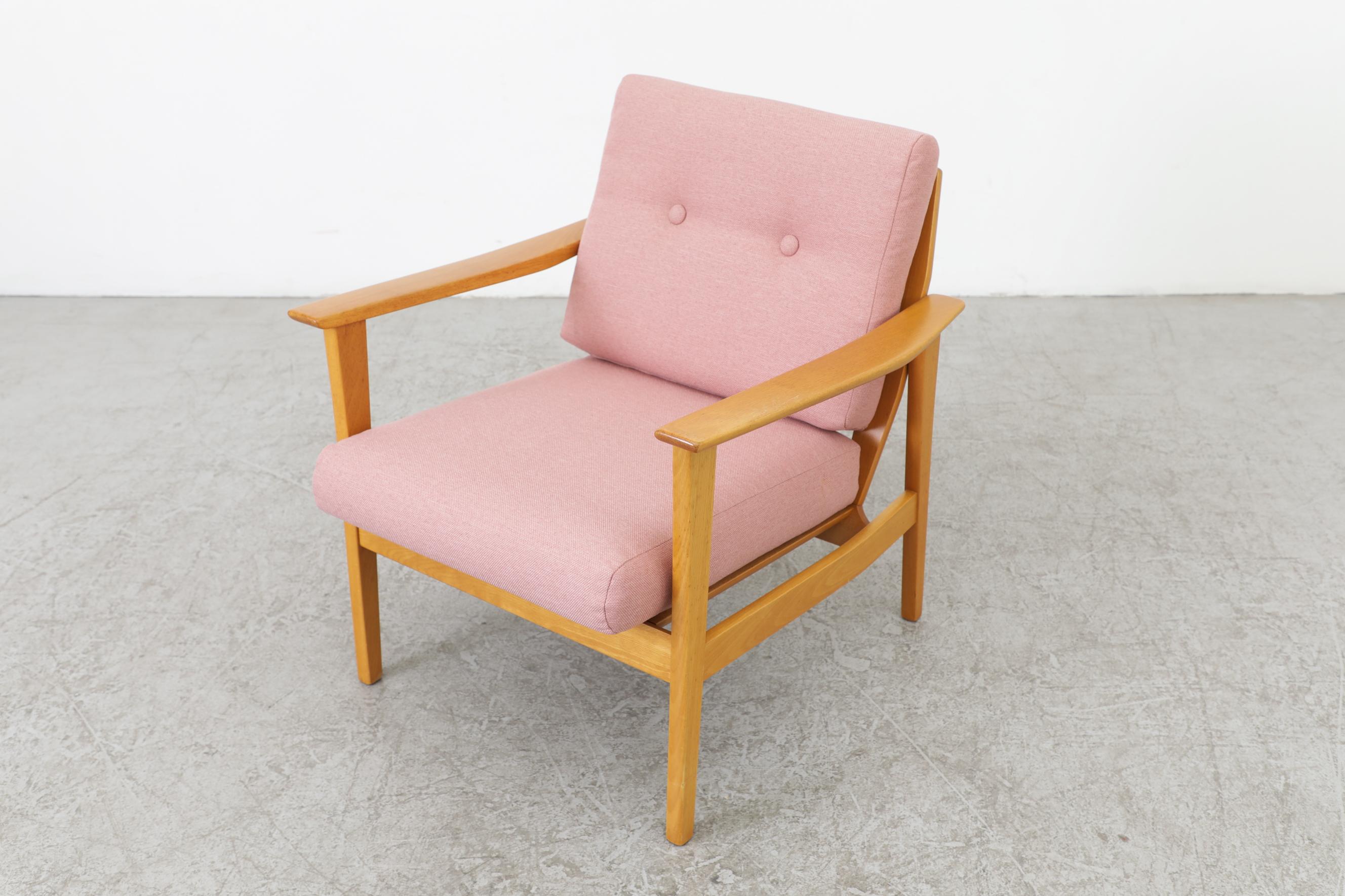 Mid-Century Blonde Angular Lounge Chair with Pink Upholstery and Vertical Slats For Sale 2