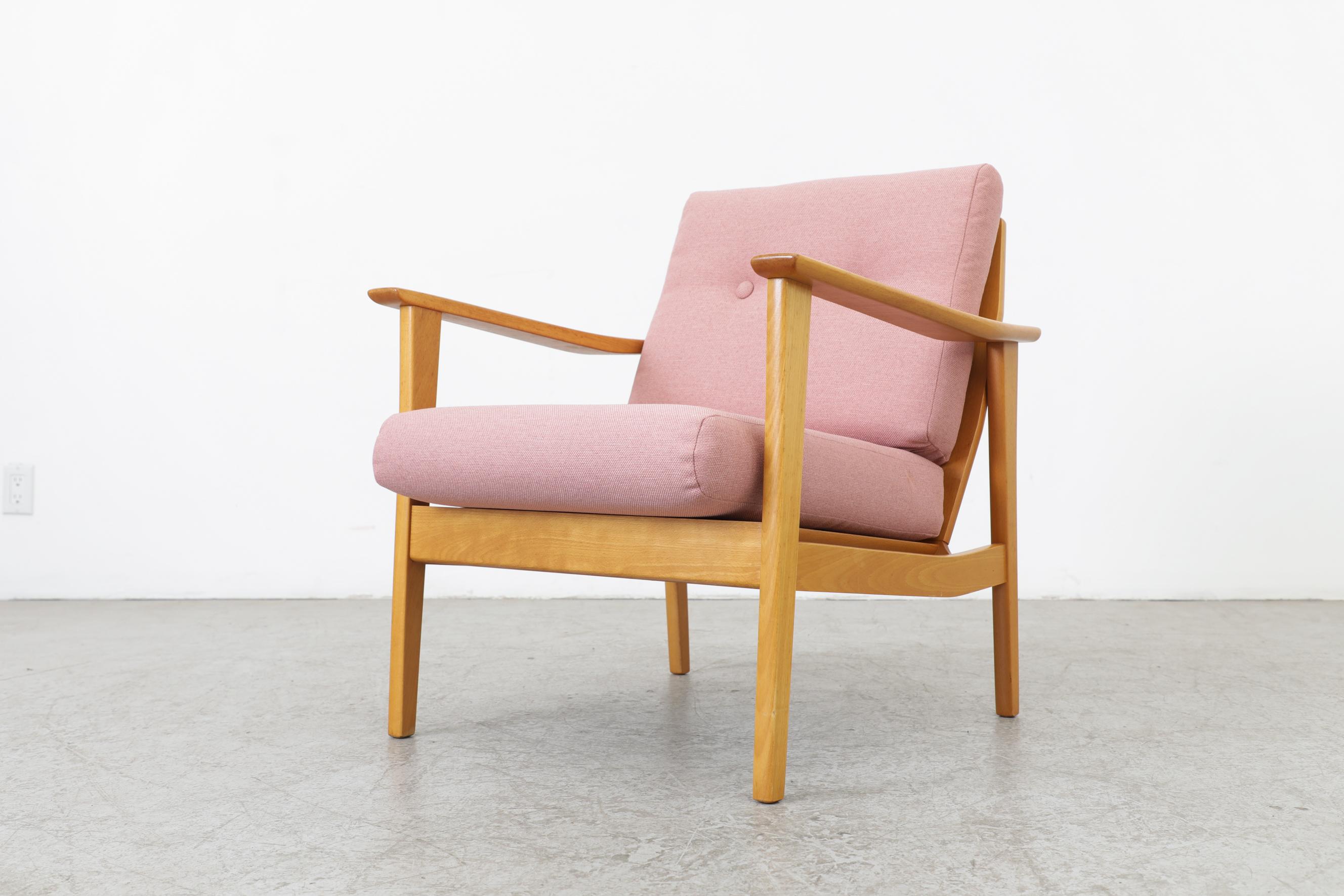 Mid-Century Blonde Angular Lounge Chair with Pink Upholstery and Vertical Slats For Sale 3