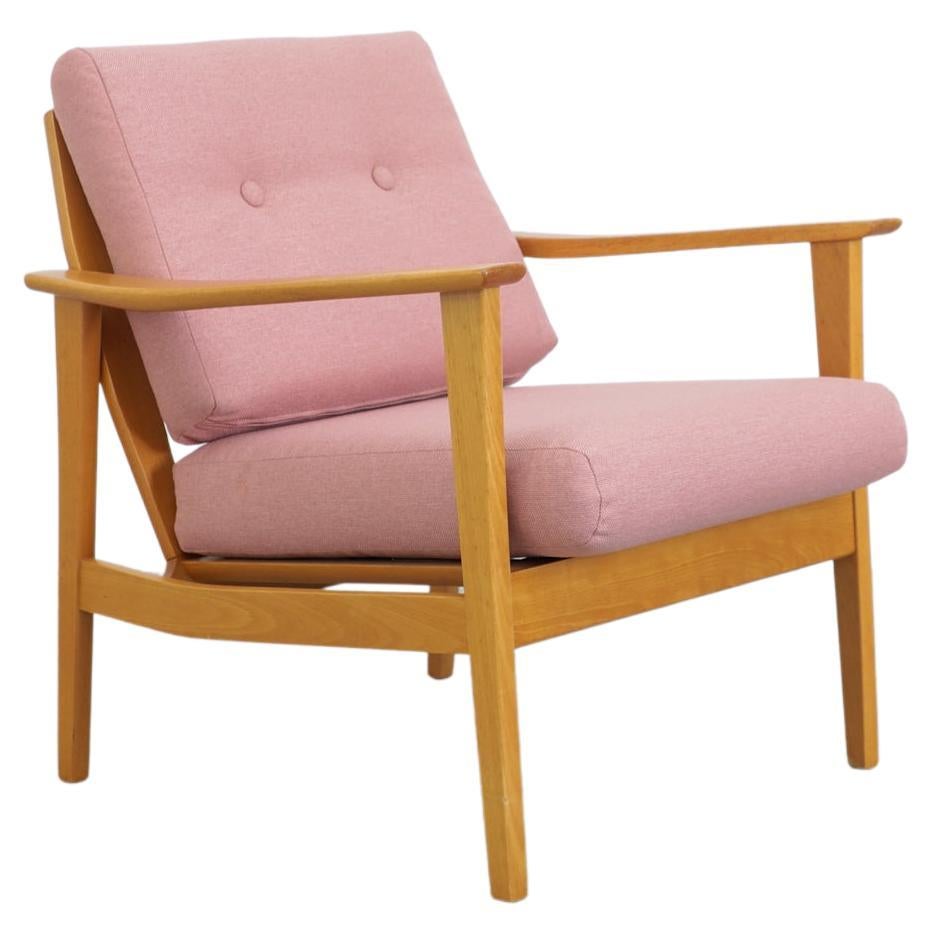 Mid-Century Blonde Angular Lounge Chair with Pink Upholstery and Vertical Slats For Sale