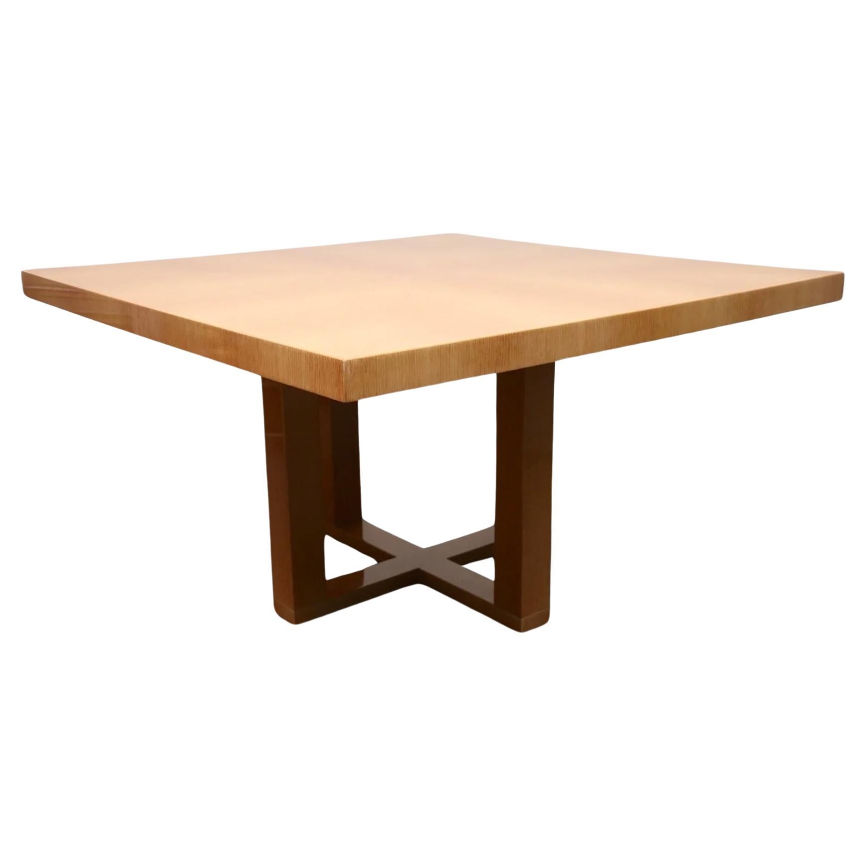 Table de salle à manger carrée en bois blond de Ferdinando Meccani, Italie, années 1970
Une table de salle à manger ou une table centrale unique, fabriquée à la main, avec une forme géométrique remarquable, les quatre pieds carrés de la base en X et