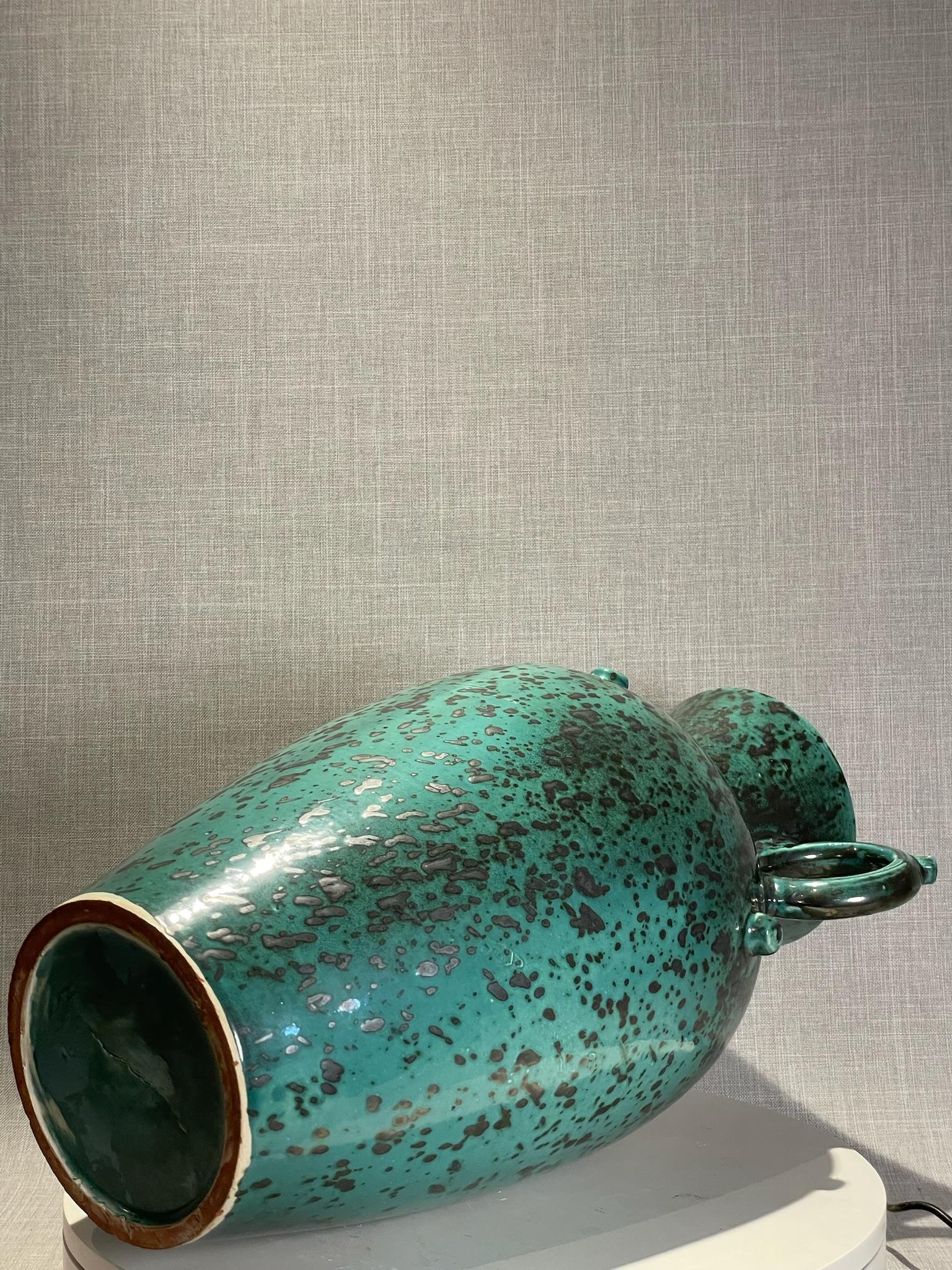 Mid-Century moderno Urna in terracotta smaltata blu e nera di metà secolo + maniglie a doppio anello in vendita